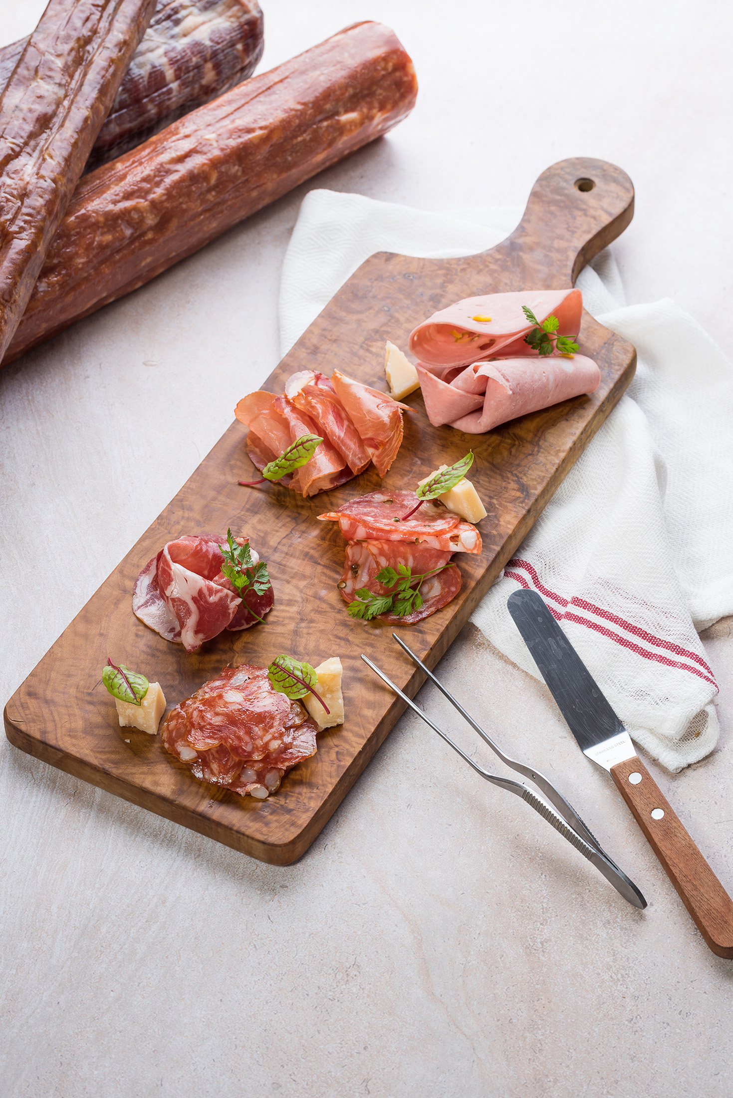 PEKOE以台灣在地好肉開發的商品「熟肉室」包含生火腿Prosciutto、風乾熟成臘腸Salami與原味Salami共計六款。（橙花商店提供）