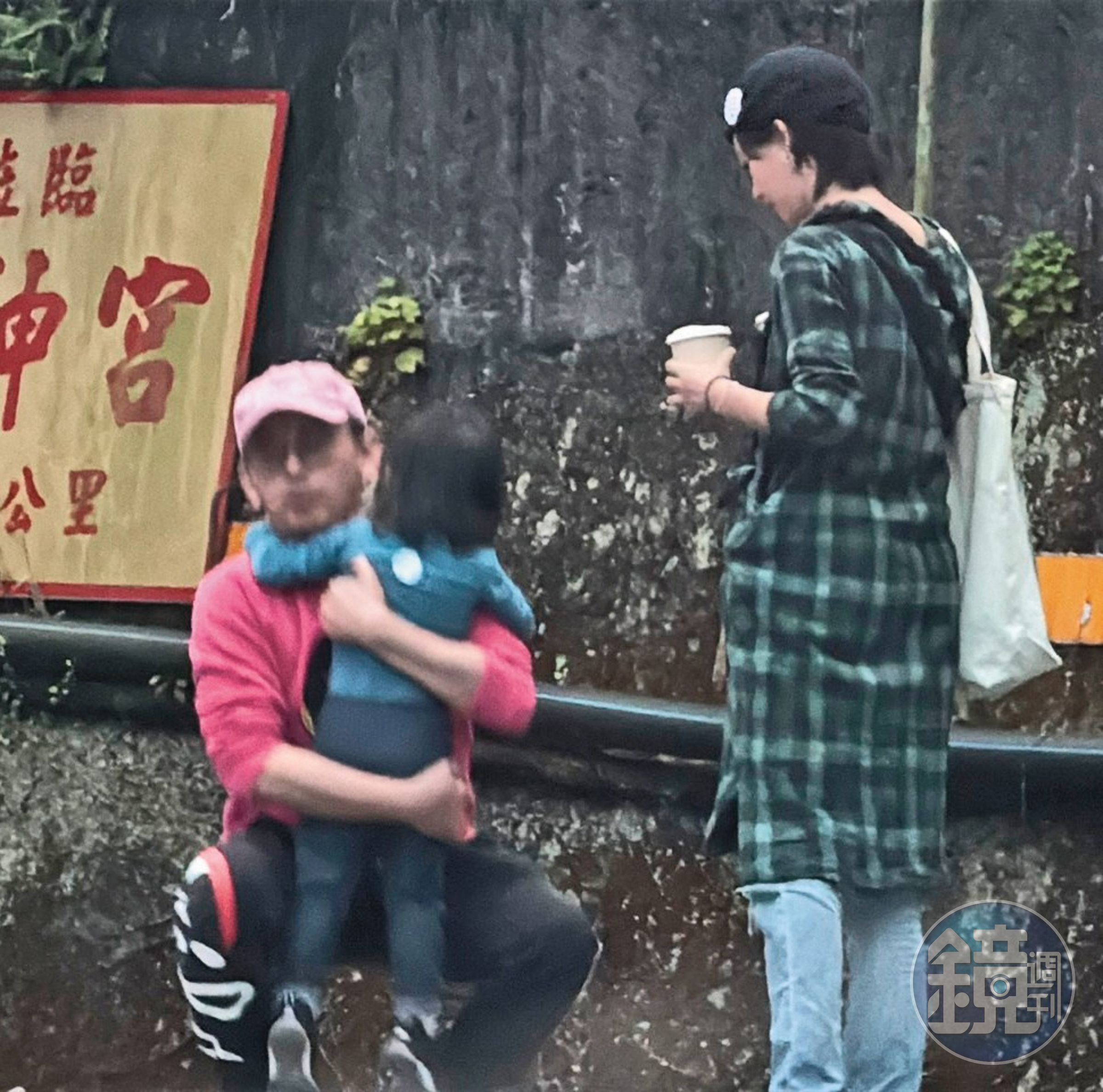 黃子佼蹲下安撫女兒。（讀者提供）