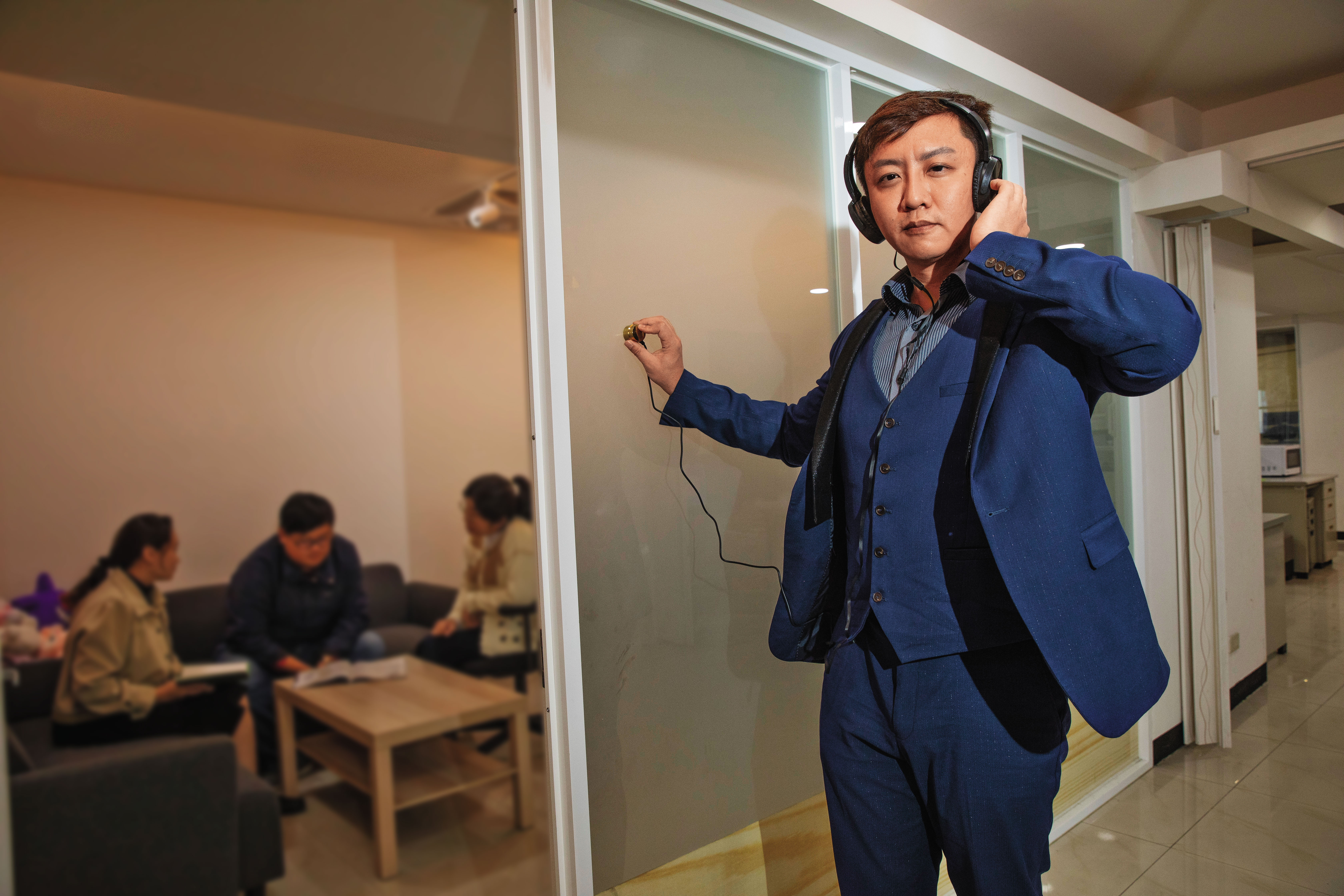 謝智博因不喜歡傳統徵信社用各種方式從客戶身上挖錢的作業模式，23歲時獨自創設立達徵信社。