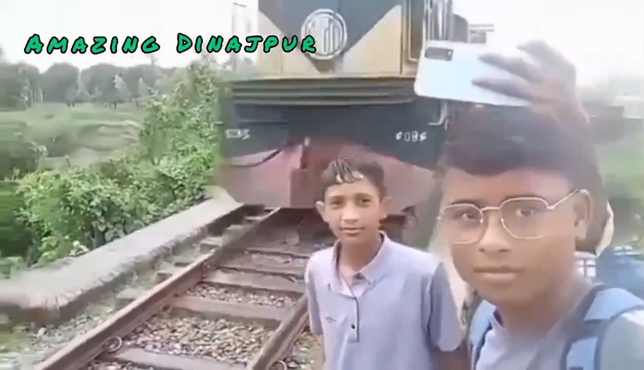 屁孩站鐵軌自拍，下一秒被火車撞飛！結局太驚人。（翻自X平台）