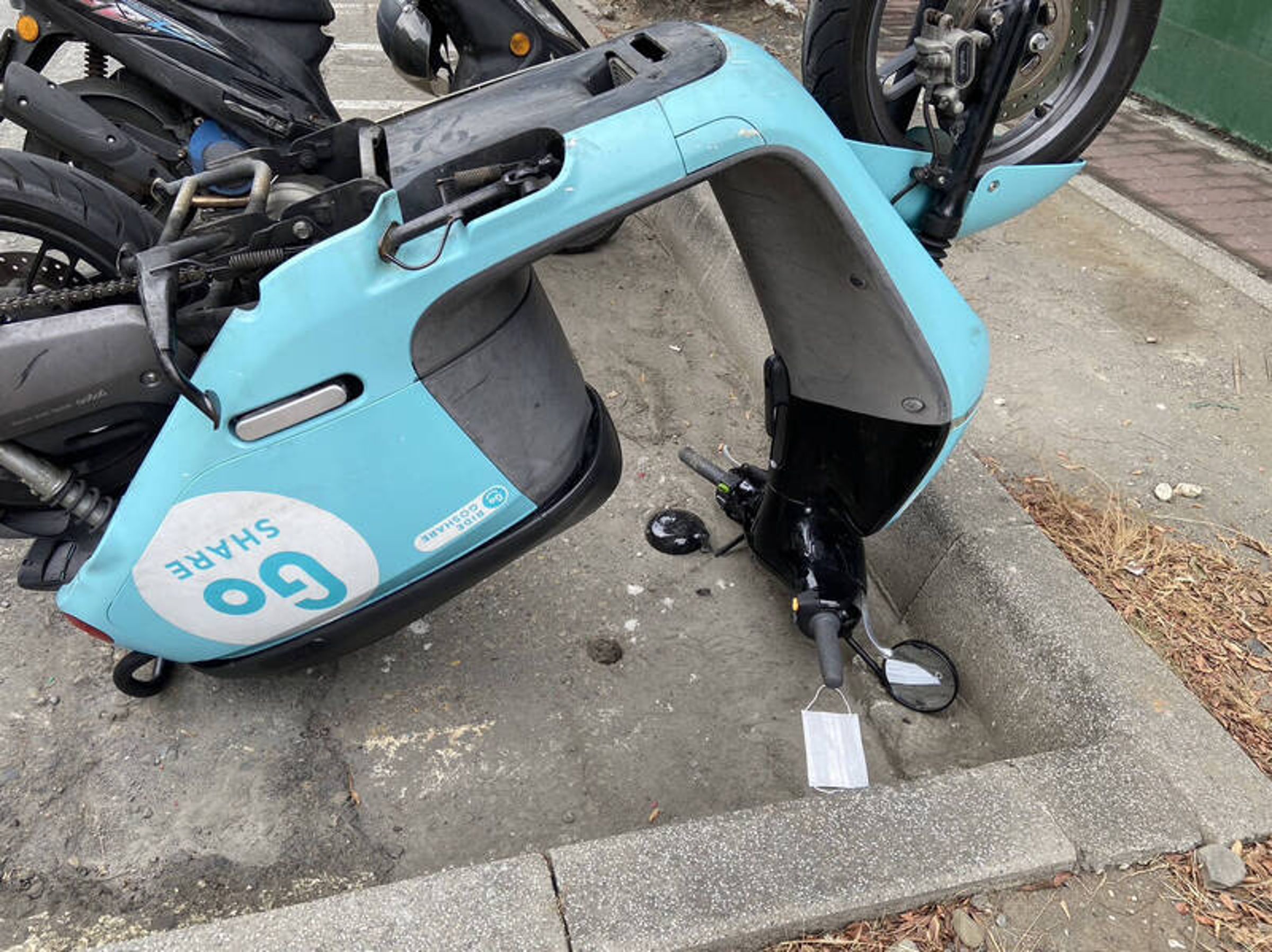 高雄市鹽埕區有民眾惡意破壞共享機車,將機車倒放。(翻攝照片)