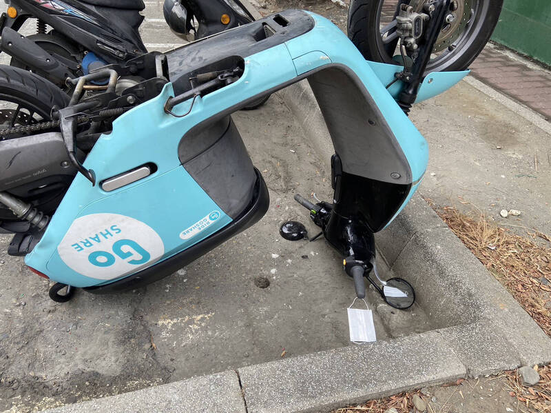 高雄市鹽埕區有民眾惡意破壞共享機車，將機車倒放。（翻攝照片）