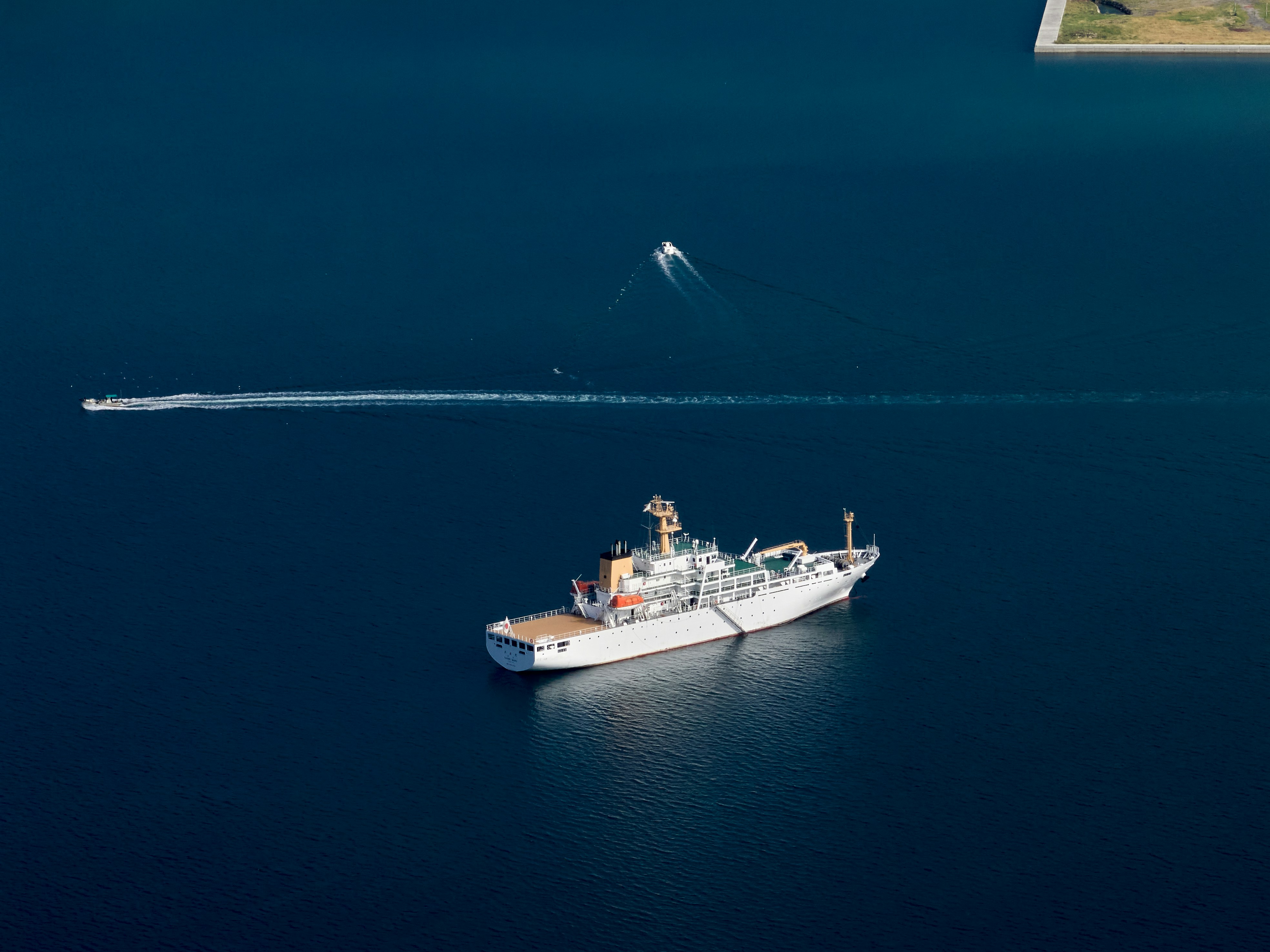 英國等40國於今日召開會議，要求伊朗立即且無條件開放荷莫茲海峽。（示意圖，取自Unsplash）