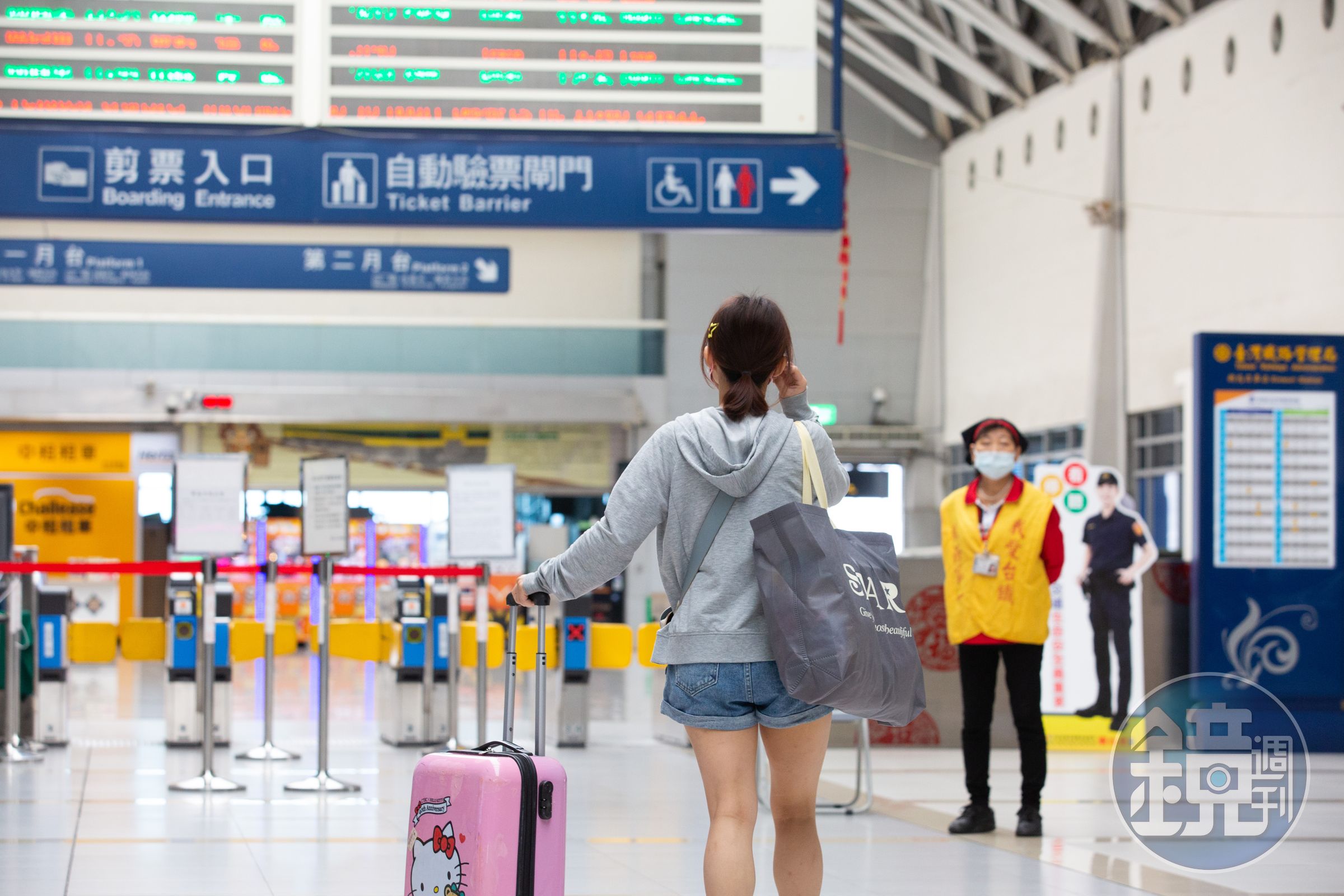 因應颱風來襲，台鐵宣布明天所有車次全面停駛，僅僅西部幹線基隆=彰化段區間車在中午12點前視風雨機動行駛。（示意圖，本刊資料照）