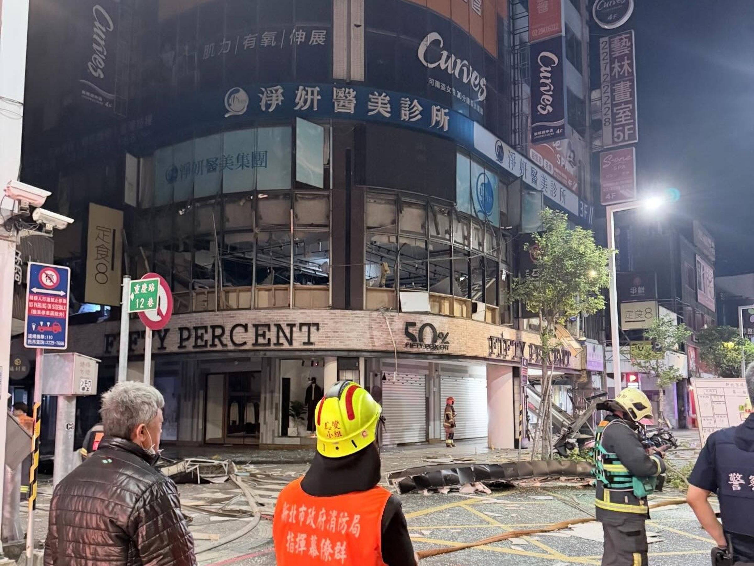 位於新北市板橋區府中商圈的「定食8」餐廳,今(8日)凌晨發生疑似瓦斯氣爆事故。(翻攝自threads@tinnnnn_1012)
