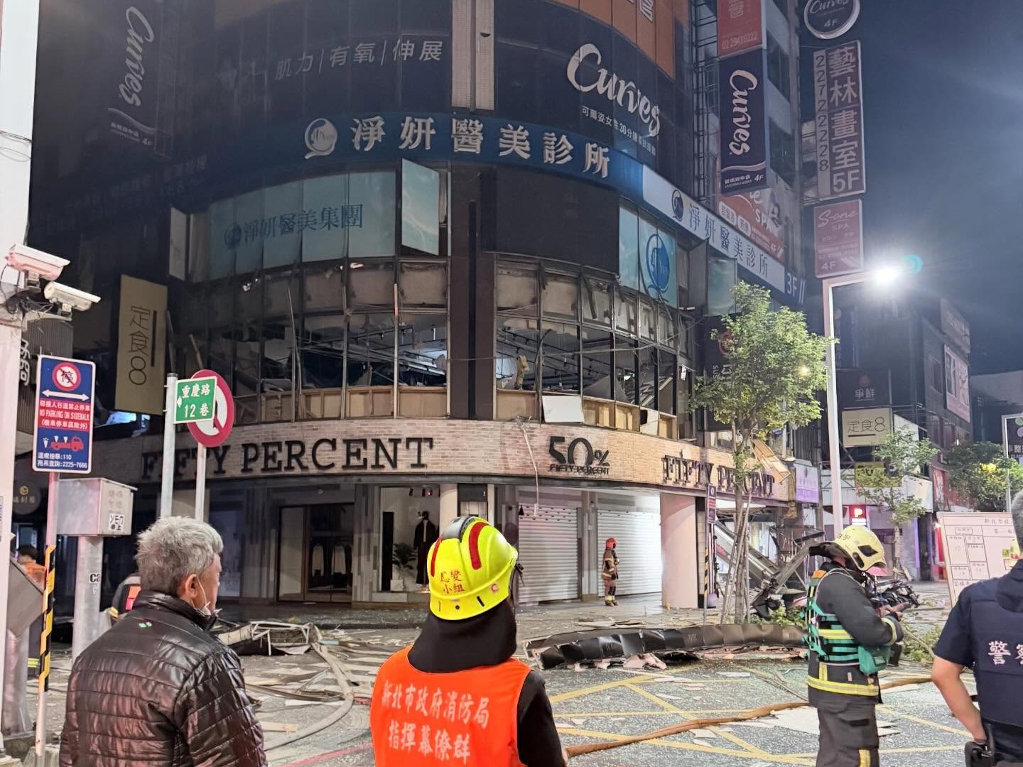 位於新北市板橋區府中商圈的「定食8」餐廳，今（8日）凌晨發生疑似瓦斯氣爆事故。（翻攝自threads＠tinnnnn_1012）