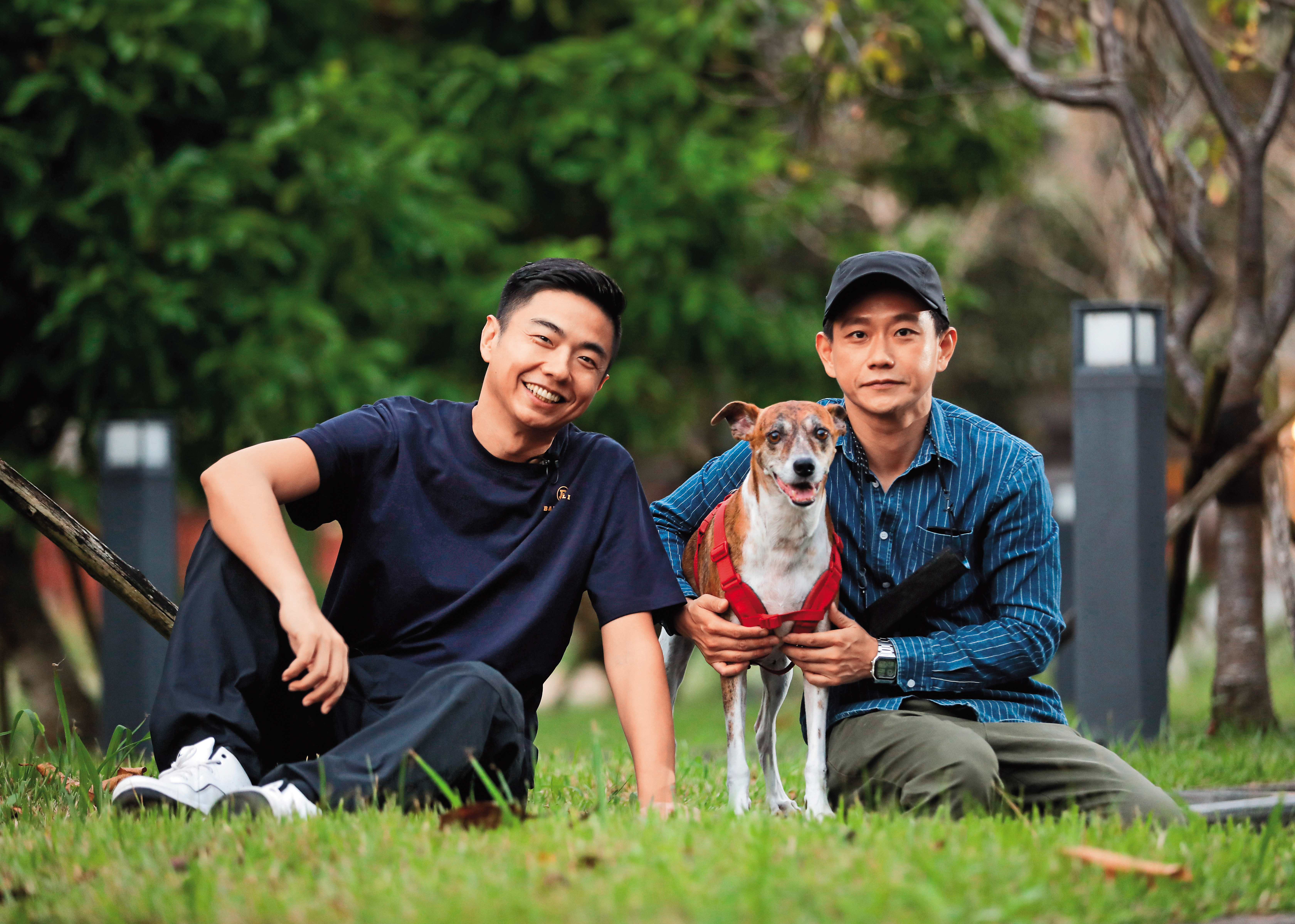 陳家逵（右）帶著虎妹跟熊爸（左）見面，虎妹的熱情與穩定個性，讓熊爸大讚陳家逵照顧得很好。