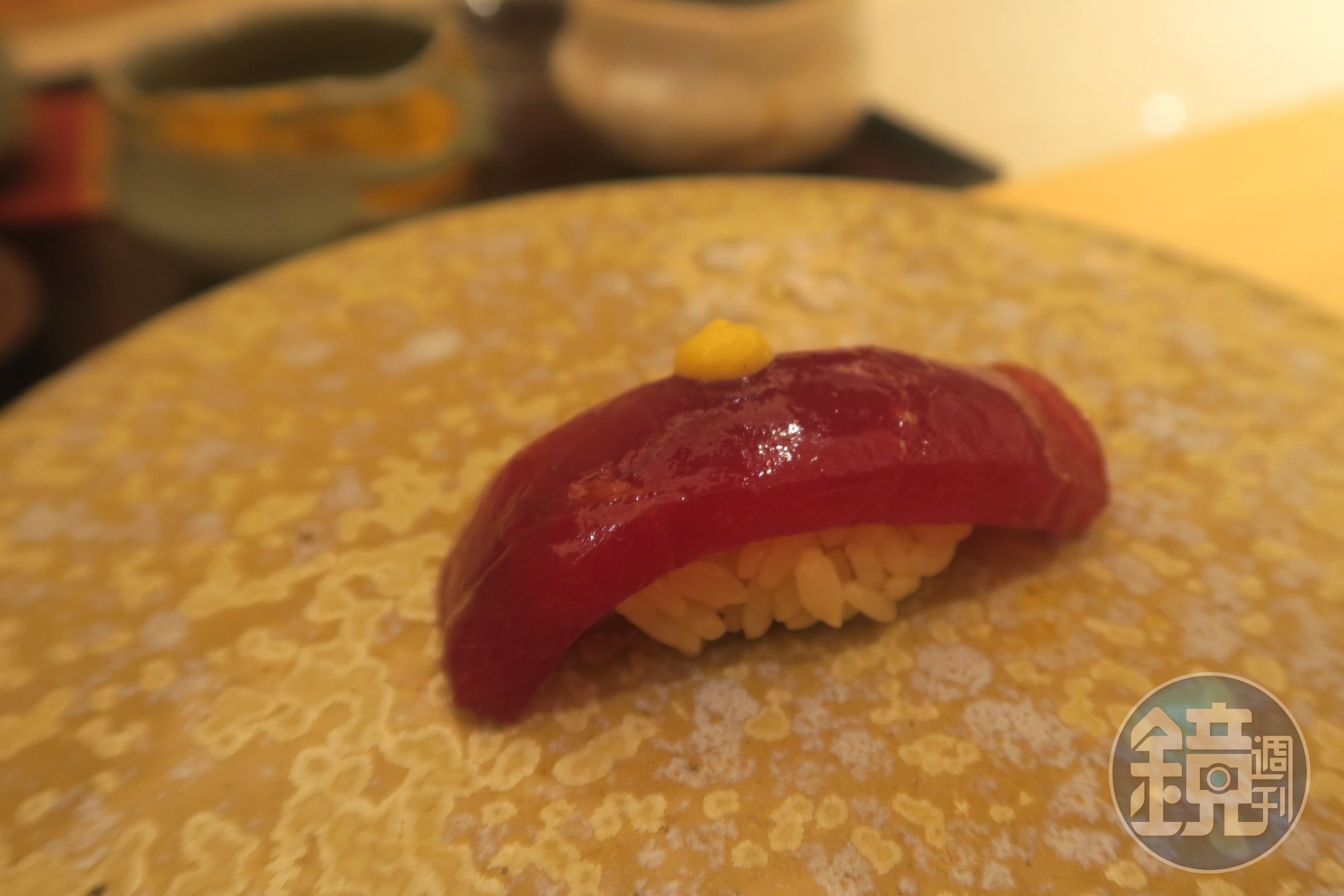 以醬油浸漬過的鮪魚赤身，點上法國黃芥末，又是另一番滋味。