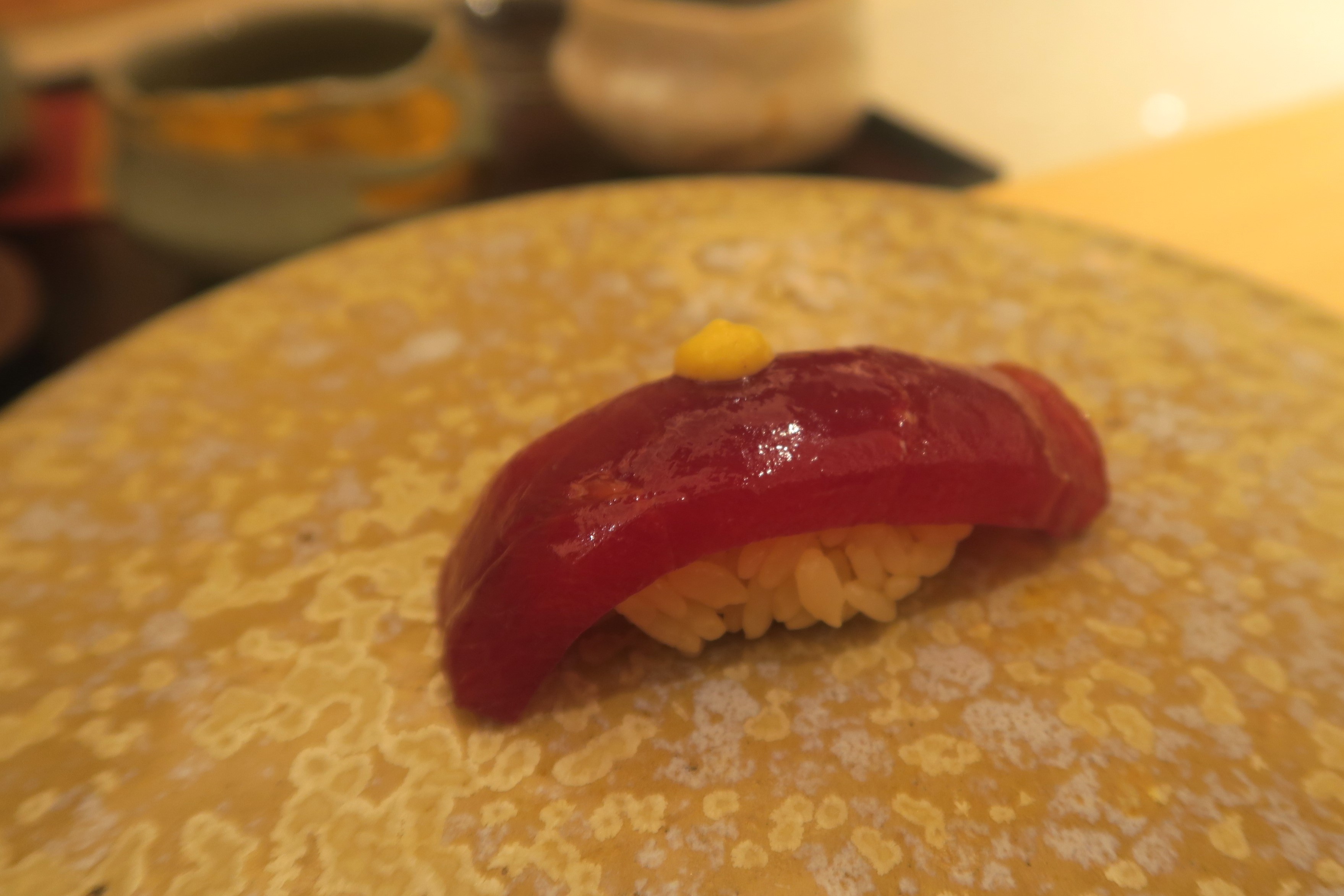 以醬油浸漬過的鮪魚赤身,點上法國黃芥末,又是另一番滋味。