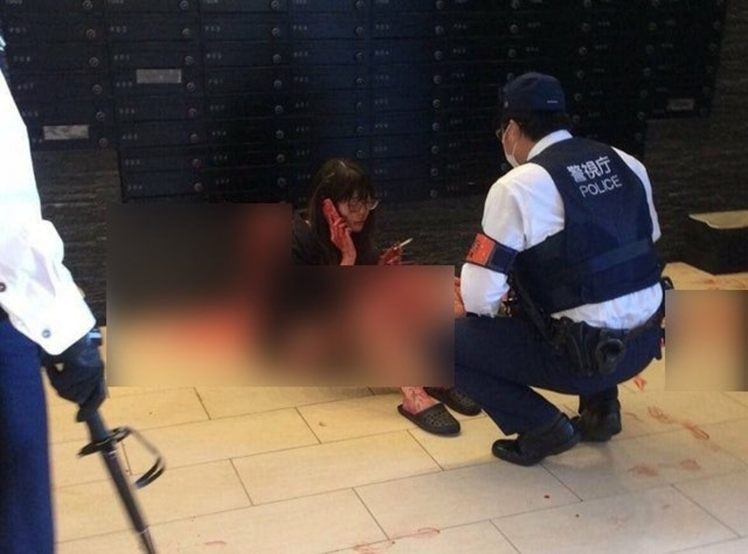 警方抵達案發現場時,只見高岡坐在受傷的琉月身邊,獨自點菸靜靜地抽著,但滿地鮮血相當駭人。(翻自jin115.com)