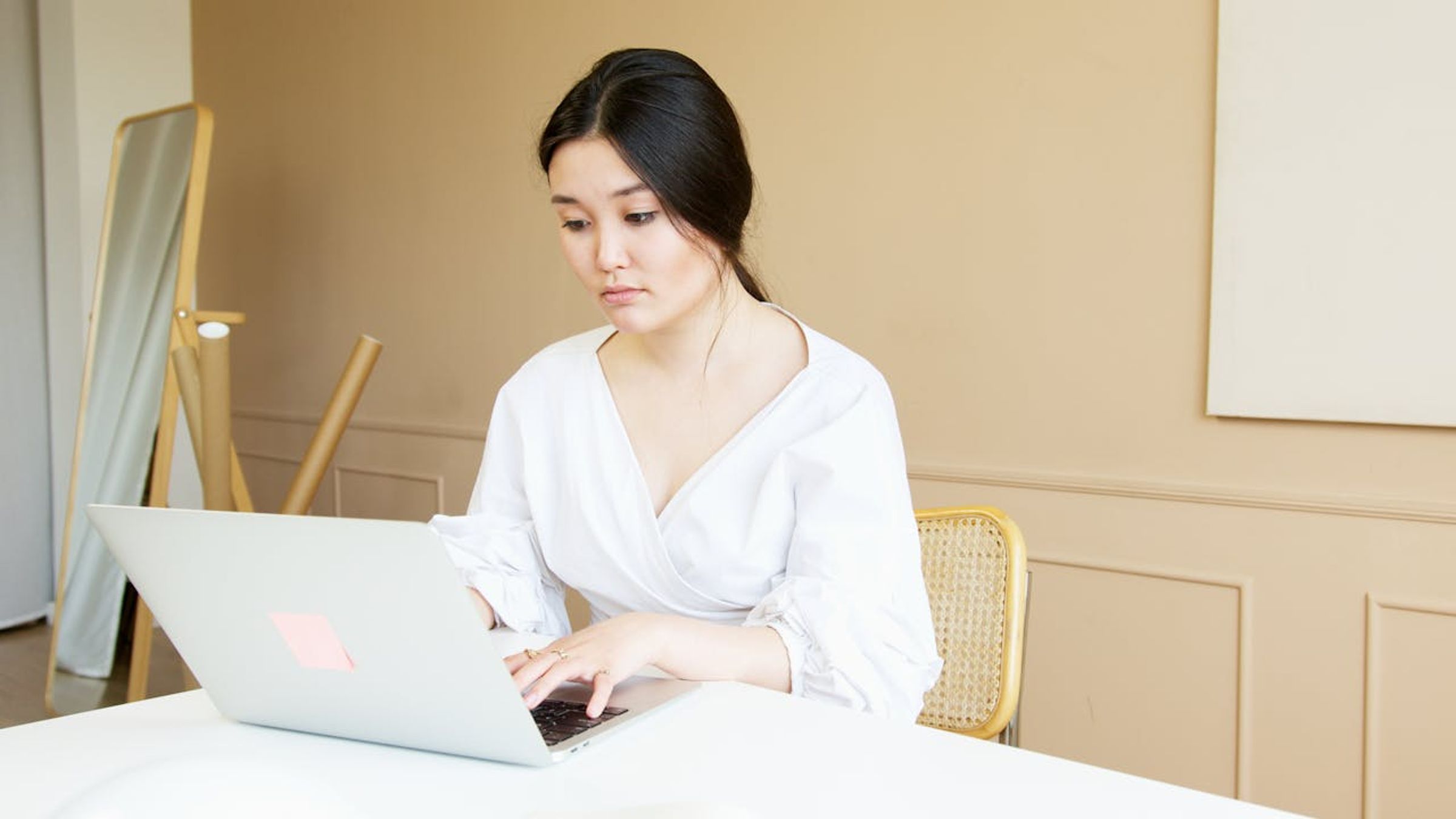 女老闆在網路發文，詢問開出的徵才條件是否吸引人。（示意圖，Pexels）
