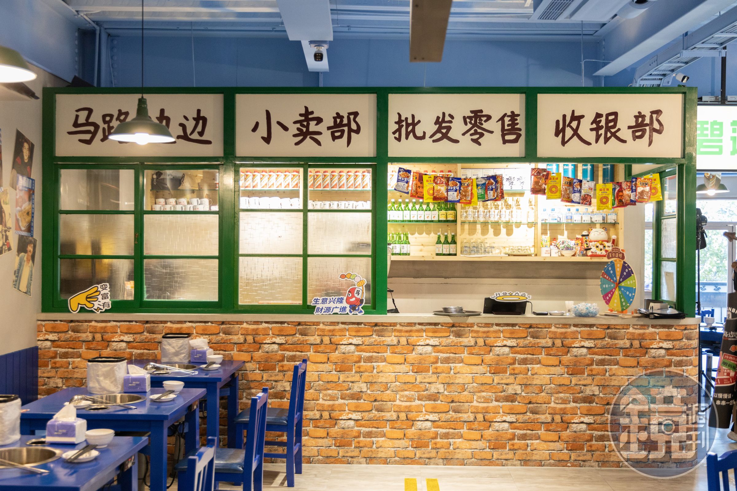 收銀台也走古早味雜貨鋪懷舊復古風。