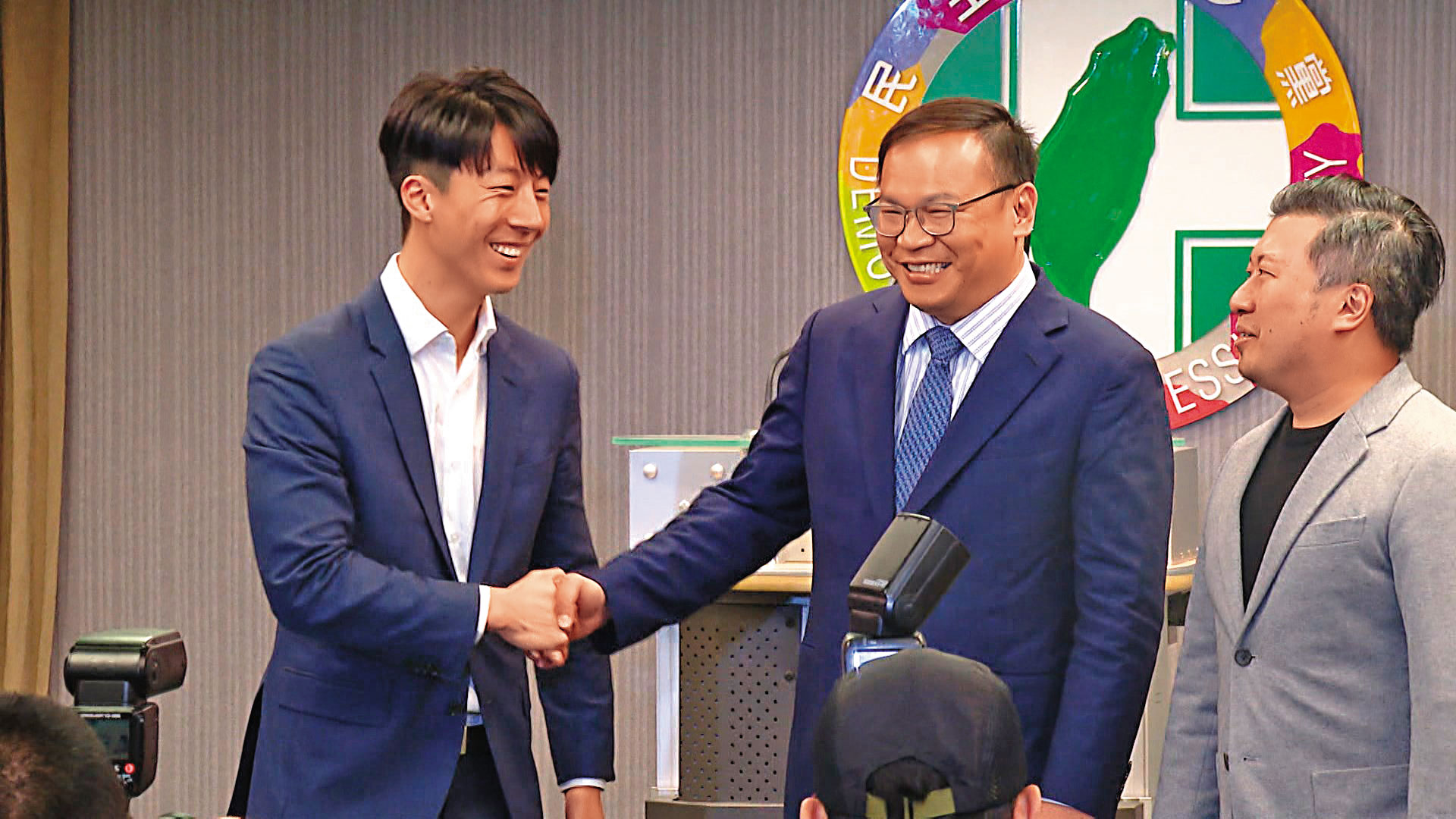 民進黨擬邀政策會執行長王義川、新聞部主任吳崢等高人氣幹部,辦見面會招募新黨員。