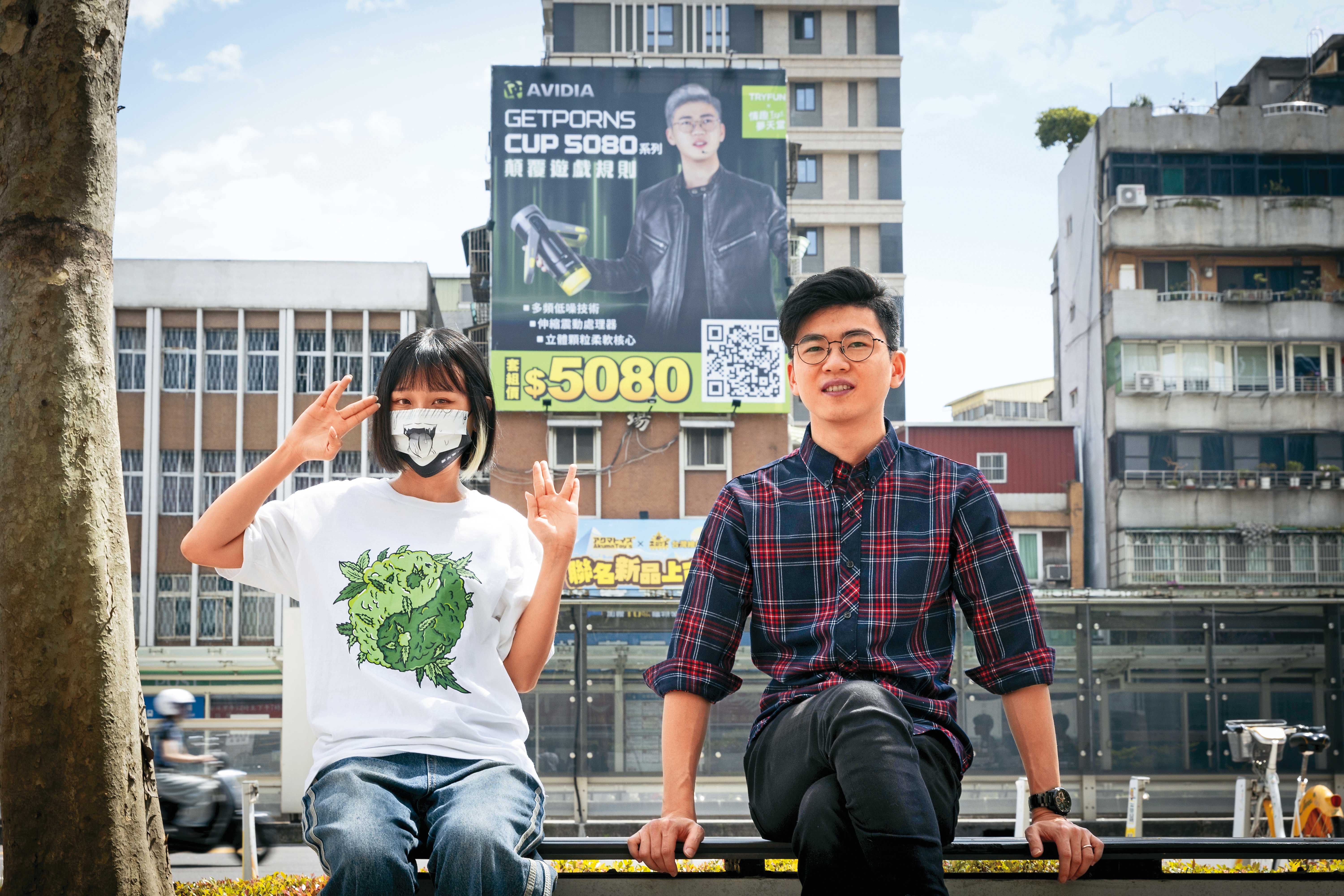 店長鄭龍駿（右）、企劃專員陳彥竹（左）表示，即便外牆廣告在網路上爆紅，效益也頂多維持2週，因此每月固定換一次廣告。