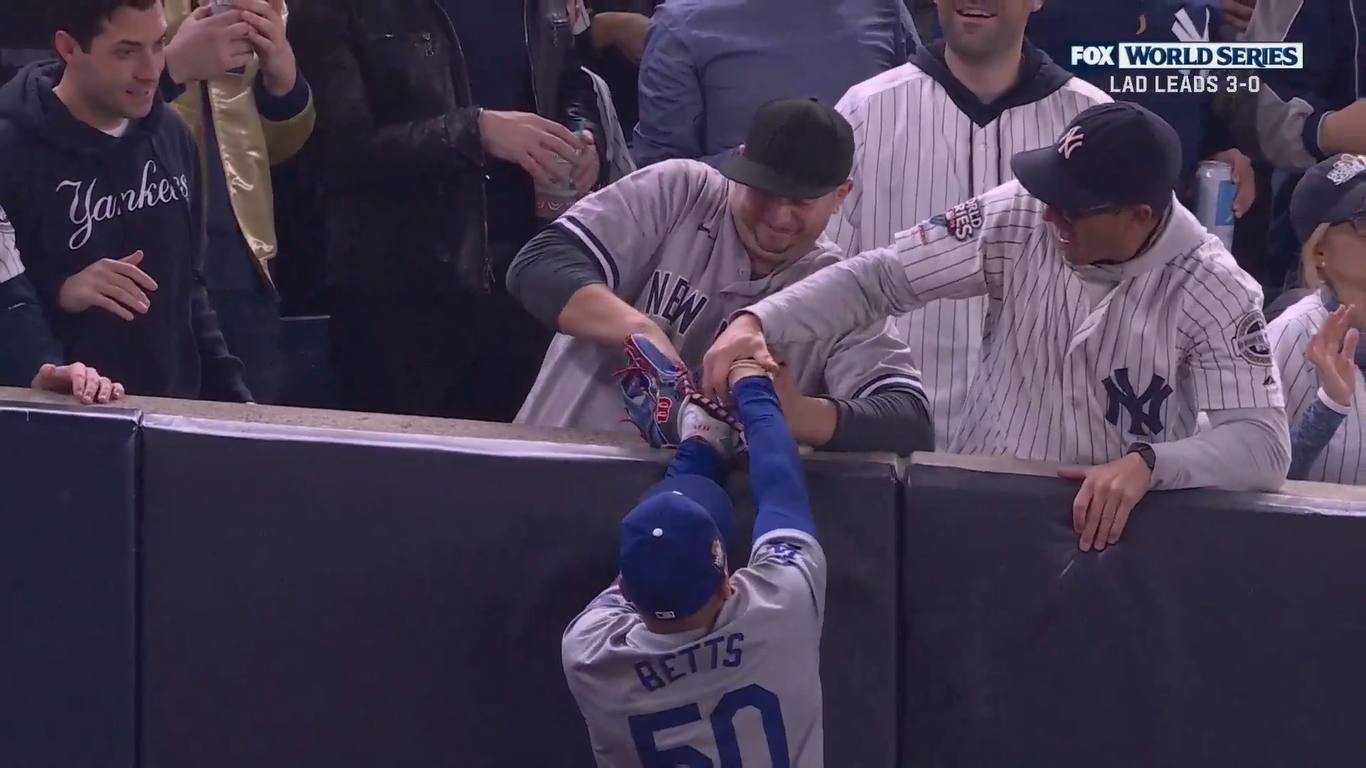 洋基迷硬要搶球，今日被禁止入場看第5戰。（翻攝自X）