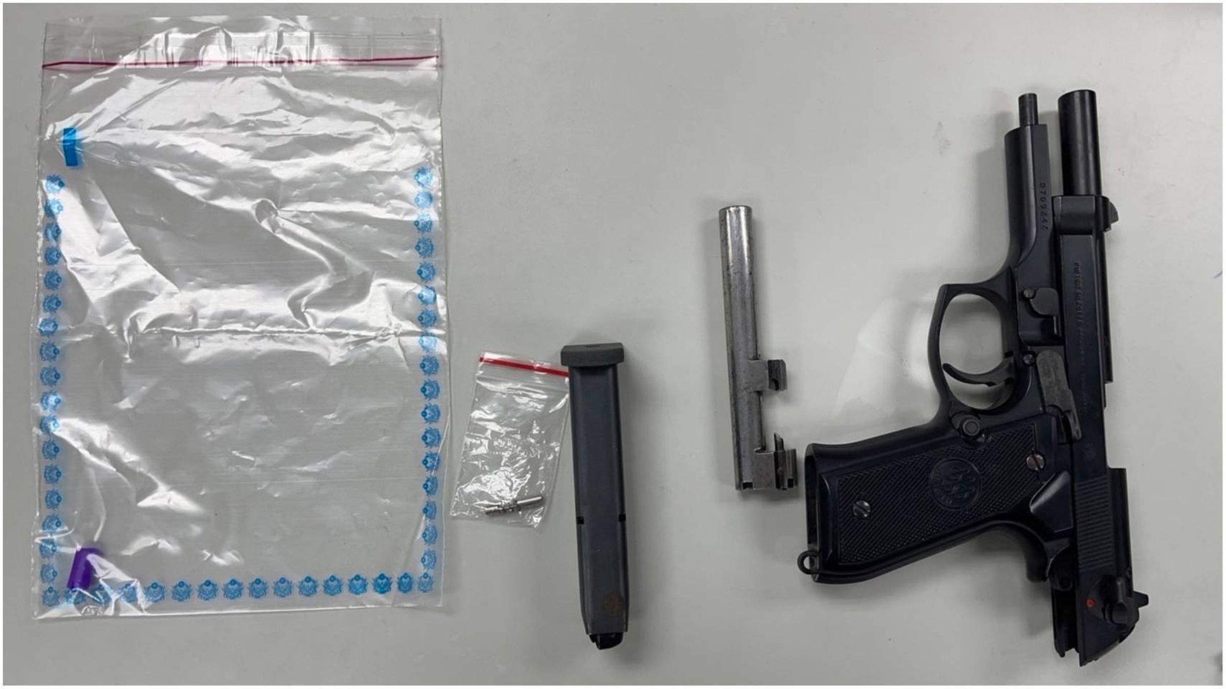 警方追溯毒品上游,逮捕郭姓供應商並起獲改造槍枝。(翻攝畫面)