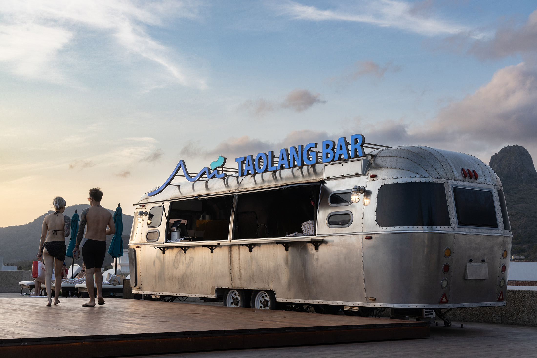 飯店泳池區為住客專屬，池畔旁特別打造一座Airstream風格餐車，營造出邁阿密海岸的度假氛圍。