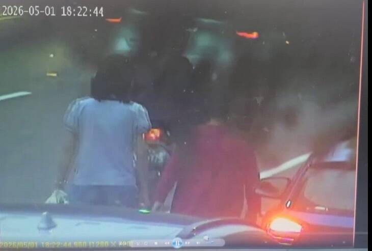 黃姓婦人（右）與劉姓女兒（左）等3人步行遭黃姓工程師開車衝撞，造成一家三口2死1重傷悲劇。（翻攝畫面）