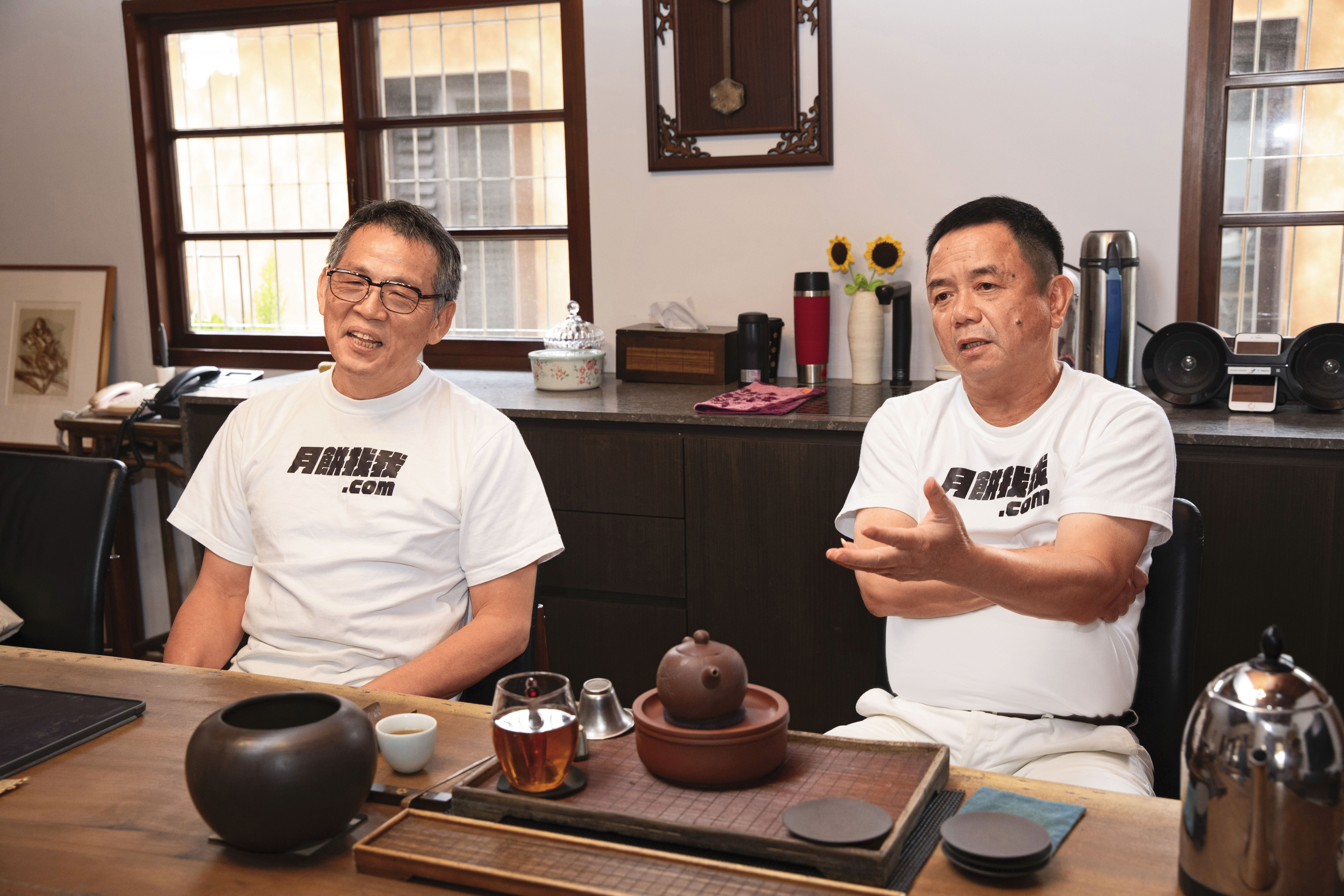 許銘仁(右)於12年前延攬施宏漳(左)加入團隊,並在2023年退居幕後,2人攜手為微熱山丘轉型布局,解除伴手禮危機。