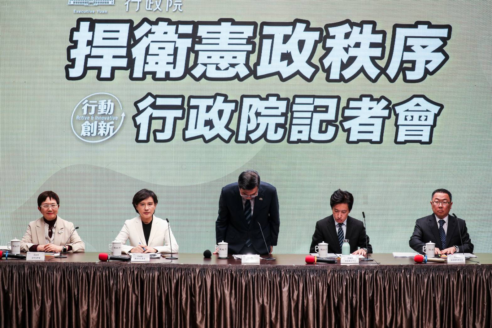 行政院長卓榮泰認為《財劃法》再修正案有違憲之虞,宣布依《憲法》第37條不予副署修法條文。(鏡報鄒保祥)