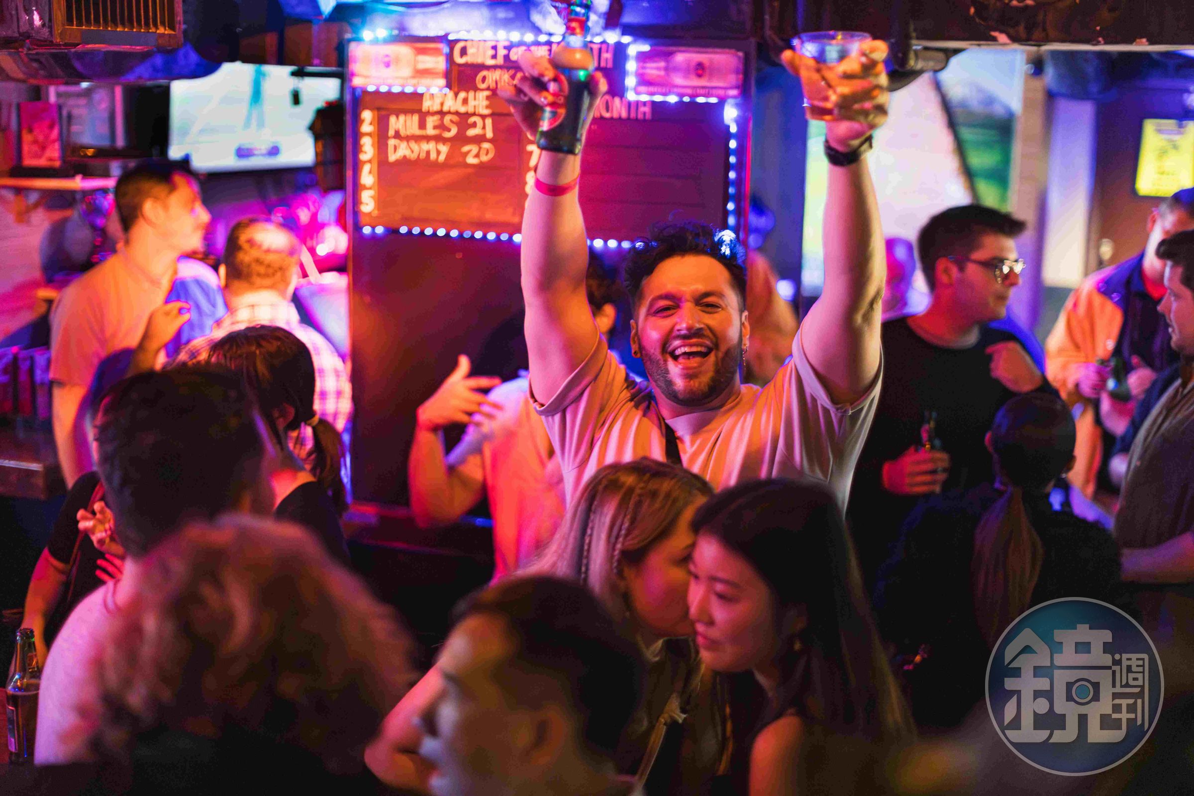 熟悉香港夜生活文化的在地嚮導迅速炒熱氣氛,讓素不相識的遊客也能打成一片