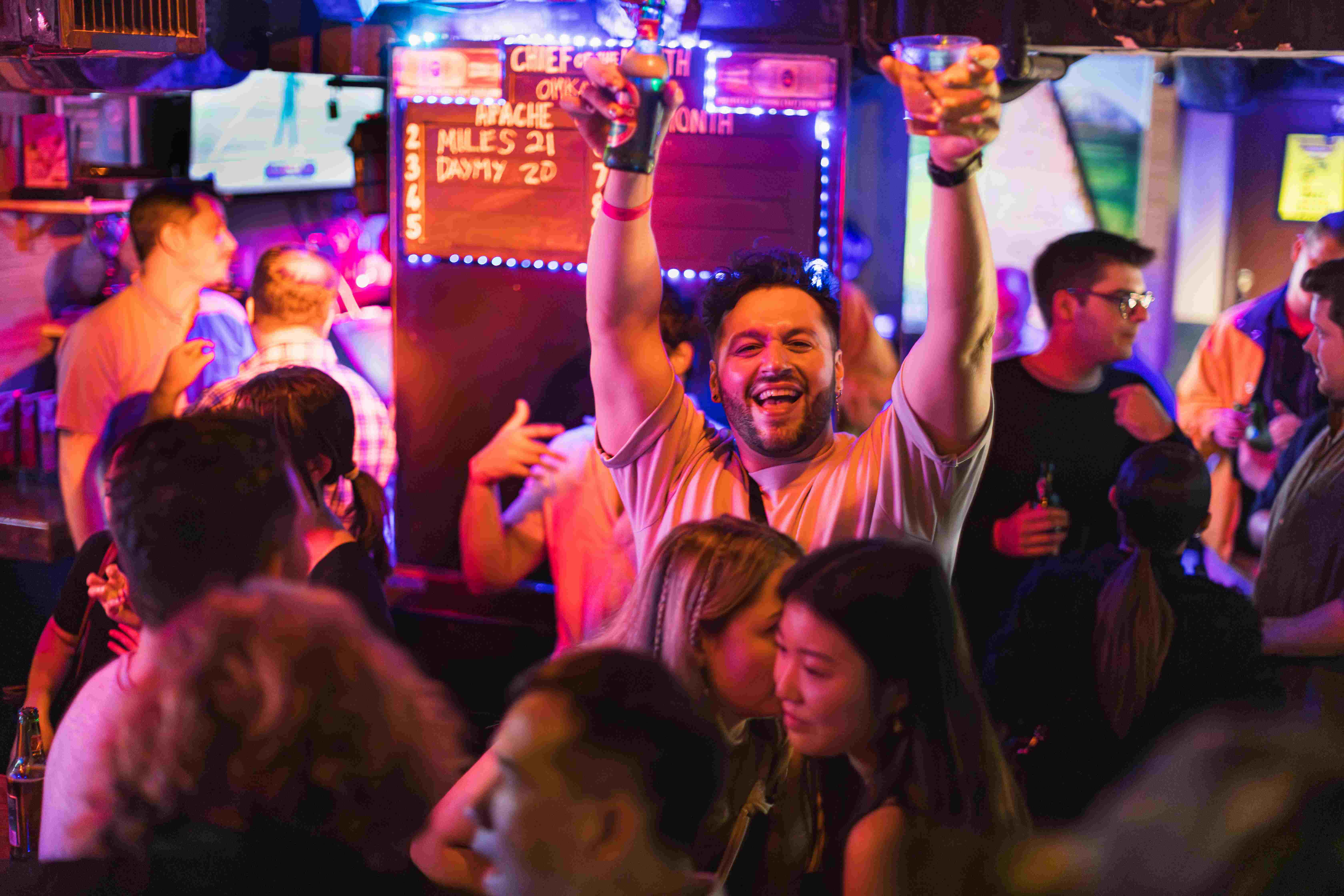 熟悉香港夜生活文化的在地嚮導迅速炒熱氣氛，讓素不相識的遊客也能打成一片