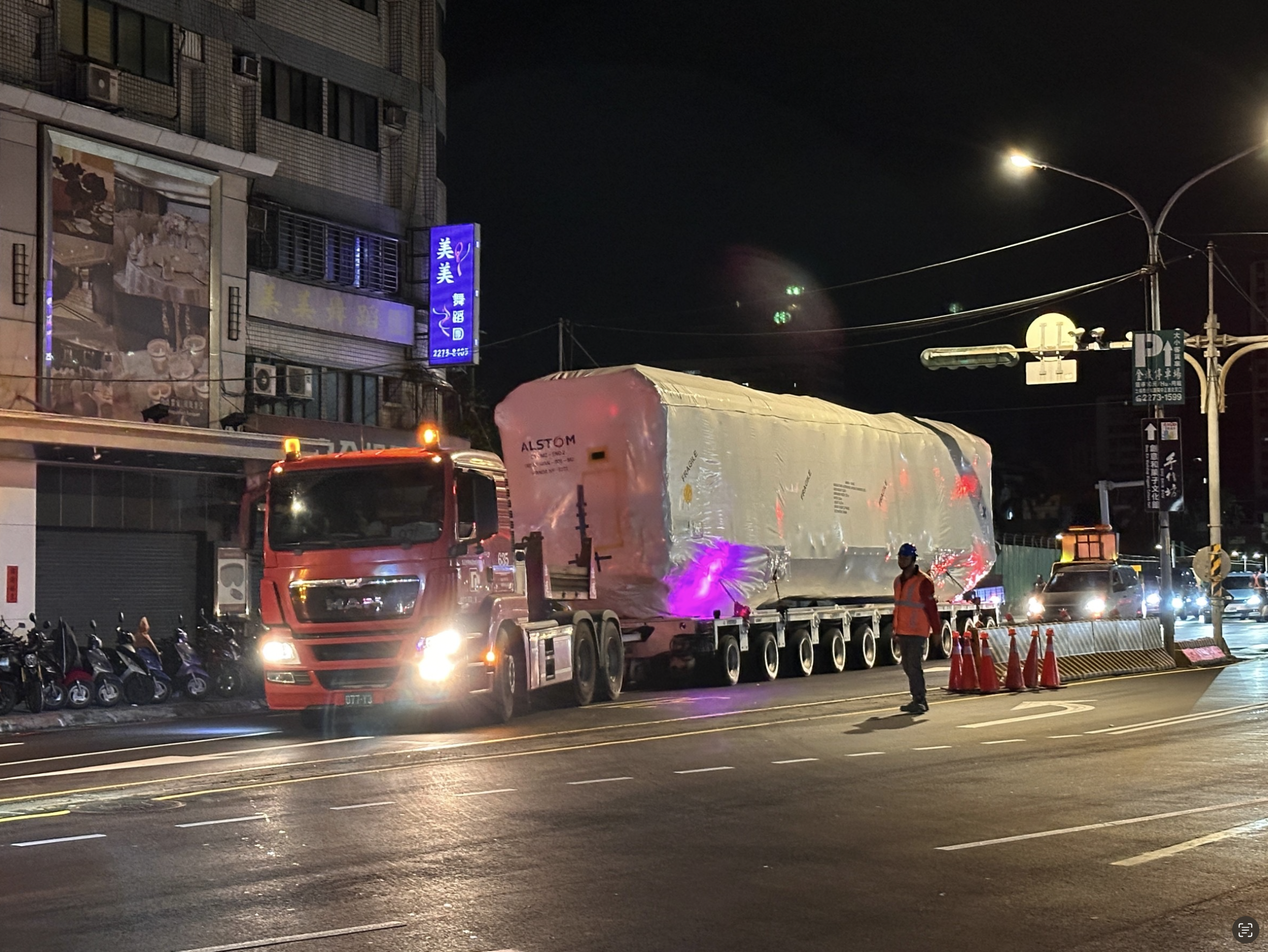 萬大線首列車夜間運送。（北市捷運局提供）