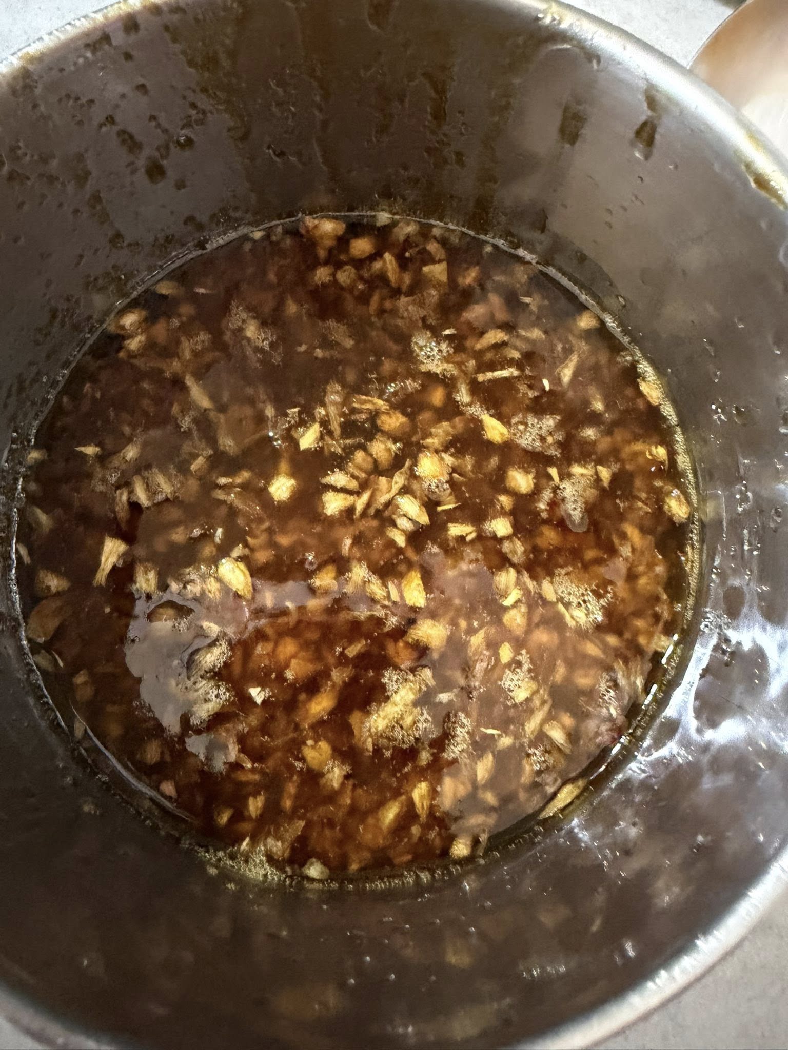 煉好的蝦油加入滷汁、油蔥酥，成為香氣十足的蝦油滷汁。