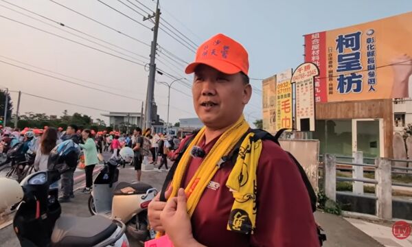 白沙屯拱天宮媽祖12日深夜起駕，展開8天7夜進香行程，每年都吸引大票香客前往朝聖，一名男信眾分享經歷。（翻攝自白沙屯媽祖網路電視台YouTube）