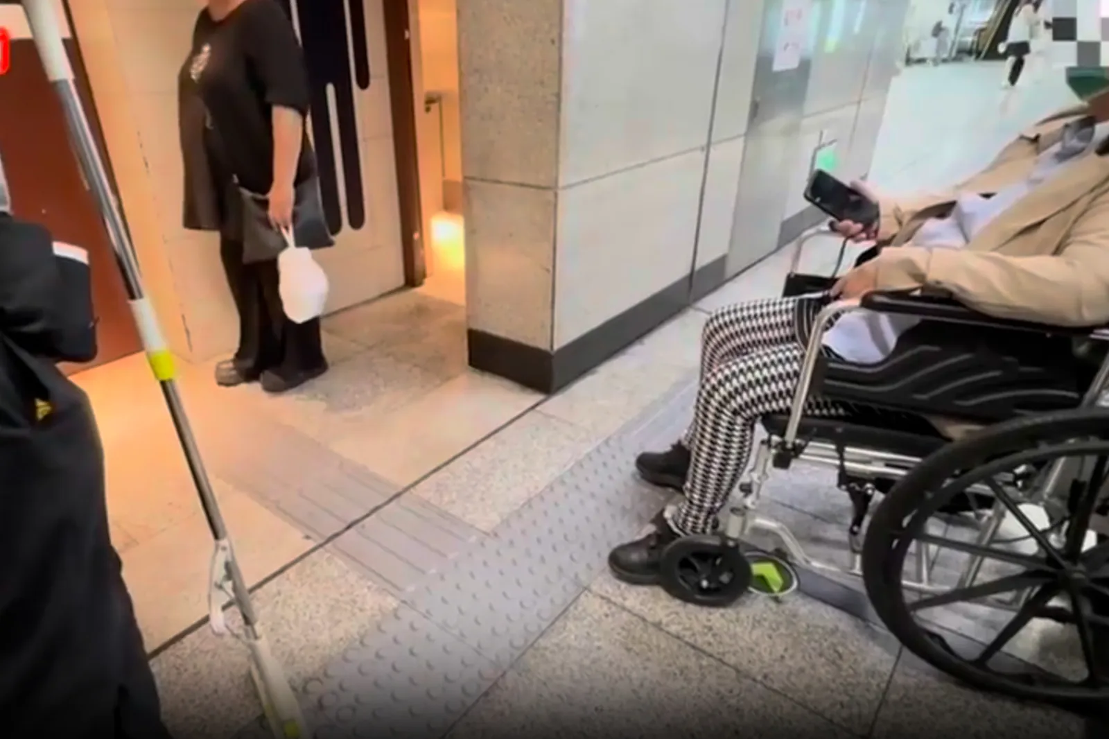 老人坐輪椅等待殘障廁所。（翻攝微博）