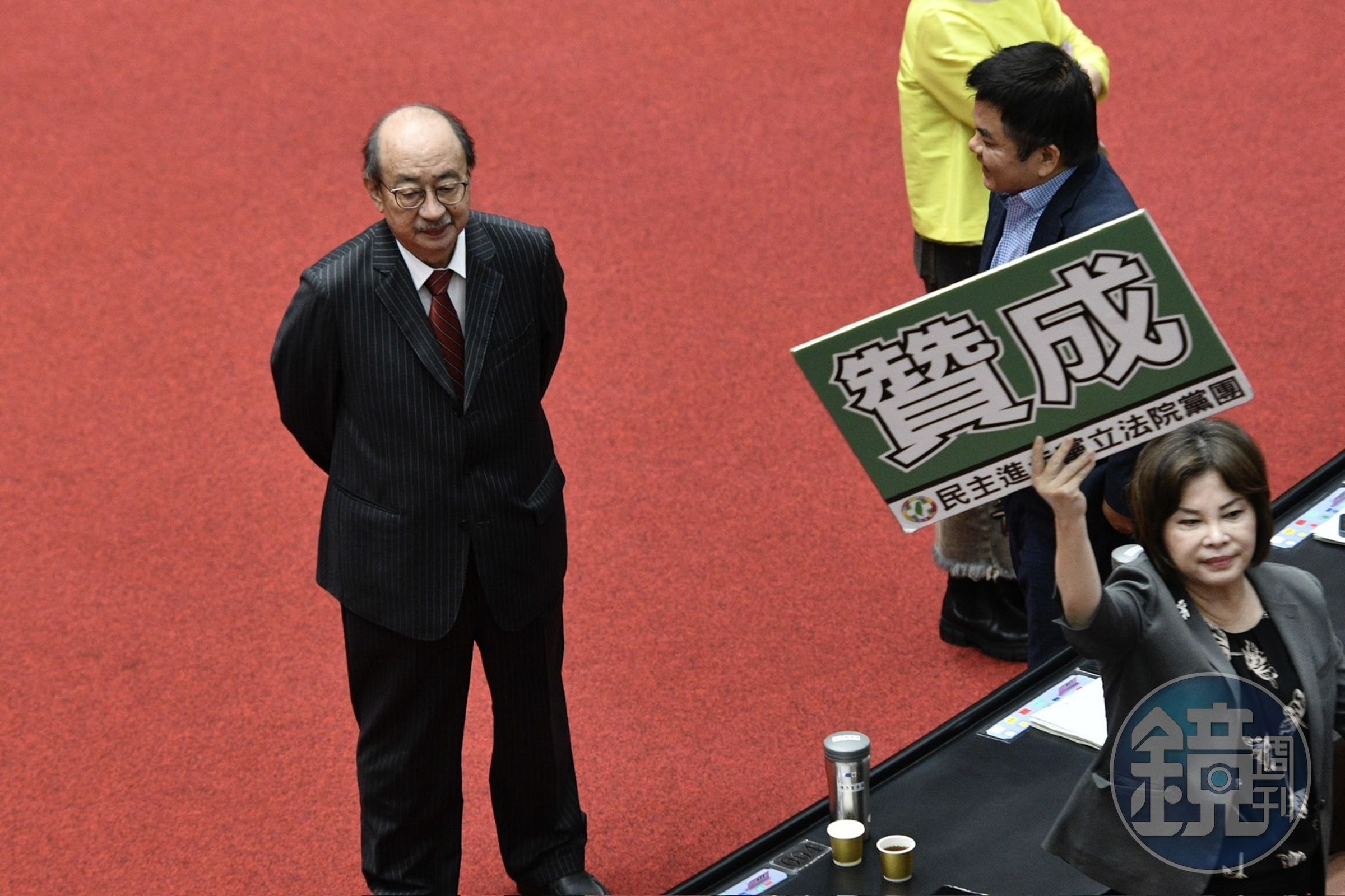 民進黨黨團今提變更議程，現場也舉牌呼籲立委們「贊成」。
