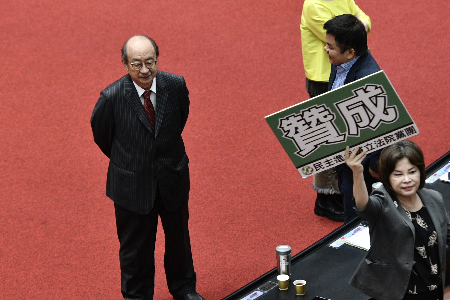 民進黨黨團今提變更議程，現場也舉牌呼籲立委們「贊成」。