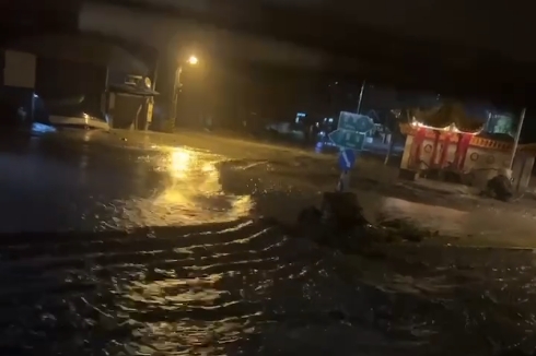 花蓮大水失控！溪橋瞬間斷裂、洪流直撲光復。（翻攝自threads＠sing_yuan_coffee）