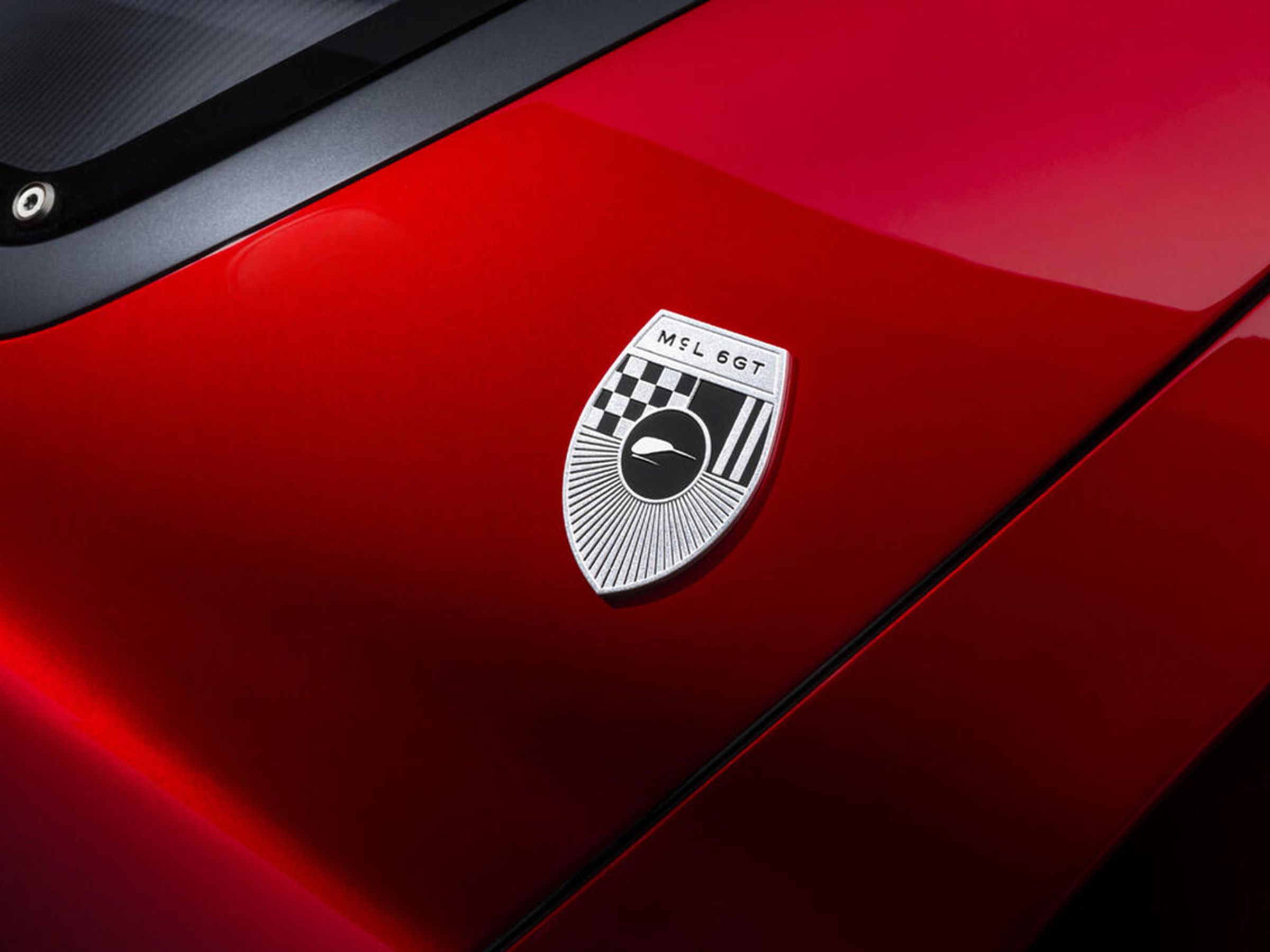 加油口蓋上刻有 McLaren 最初使用的 「Speedy Kiwi」公司標誌。