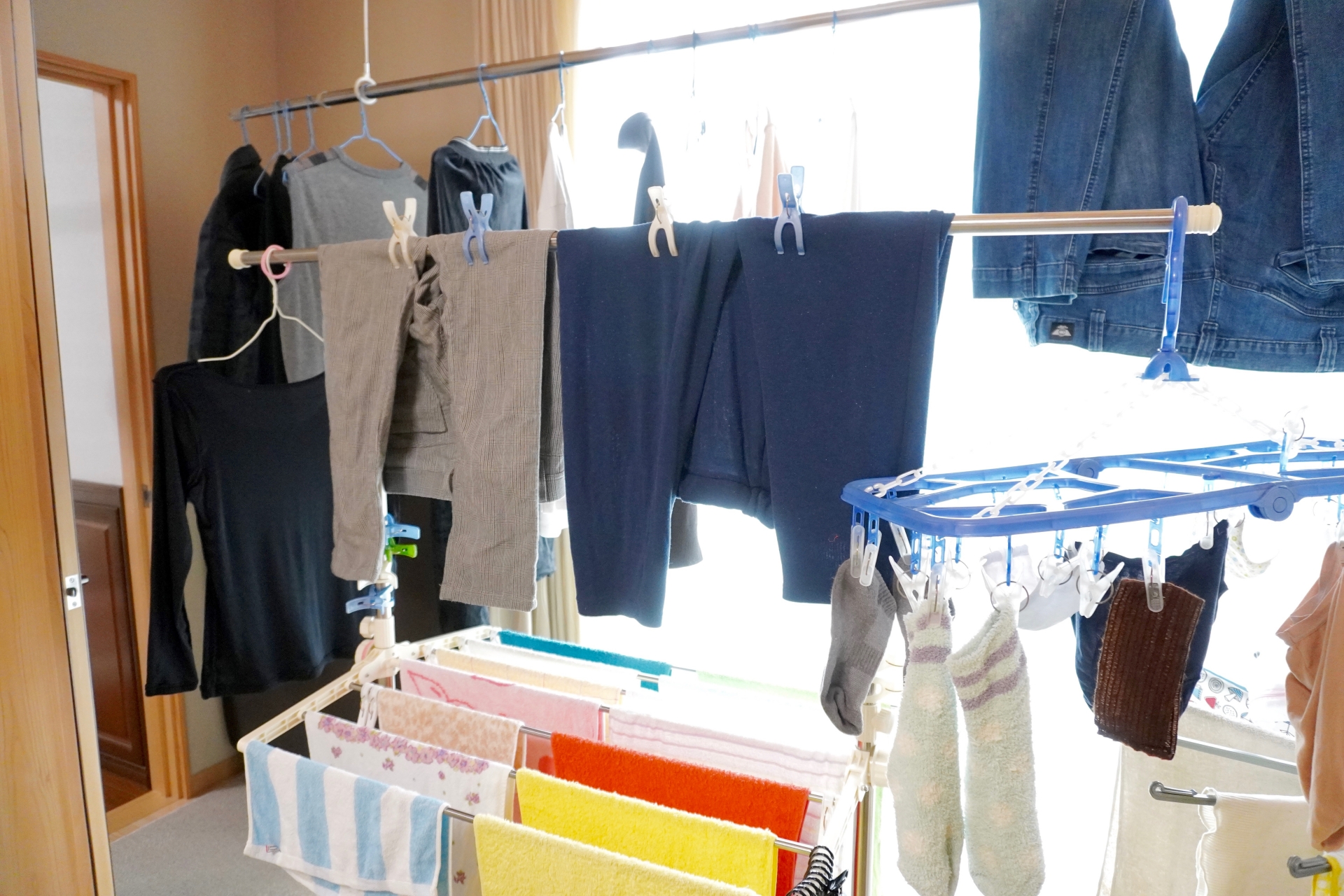 有網友說衣服只能晾在室內，除了開除濕機，有沒有不會悶臭飄異味的方法？許多網友推薦可搭配循環扇使用，圖為示意圖。（翻攝自PhotoAC圖庫）