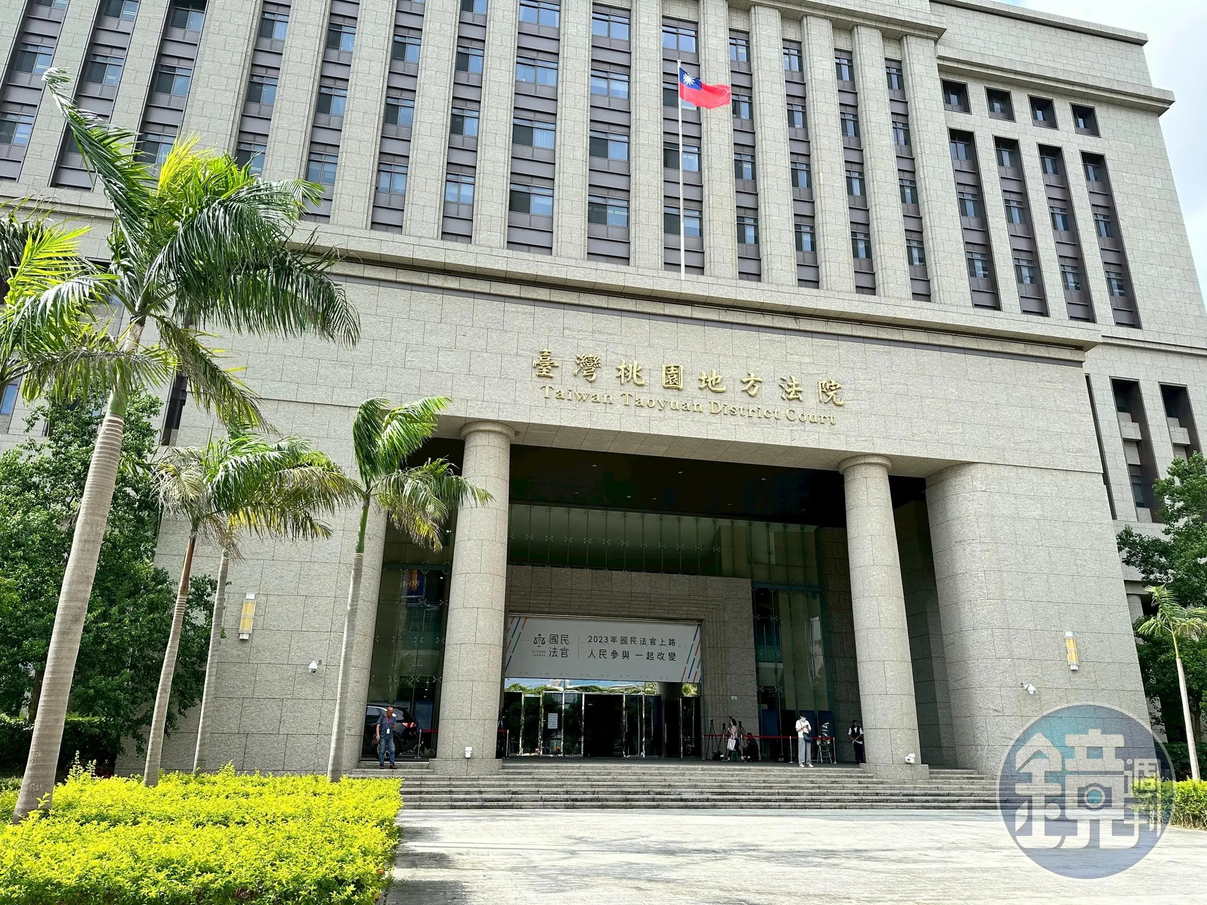 桃園一名李姓男子，因妻子停車兩個月積欠4萬元停車費，竟以懸掛假車牌方式將自小客偷渡出場。法官近日判李男拘役30日，且須補足停車費差額，圖為桃園地院外觀。（本刊資料照）