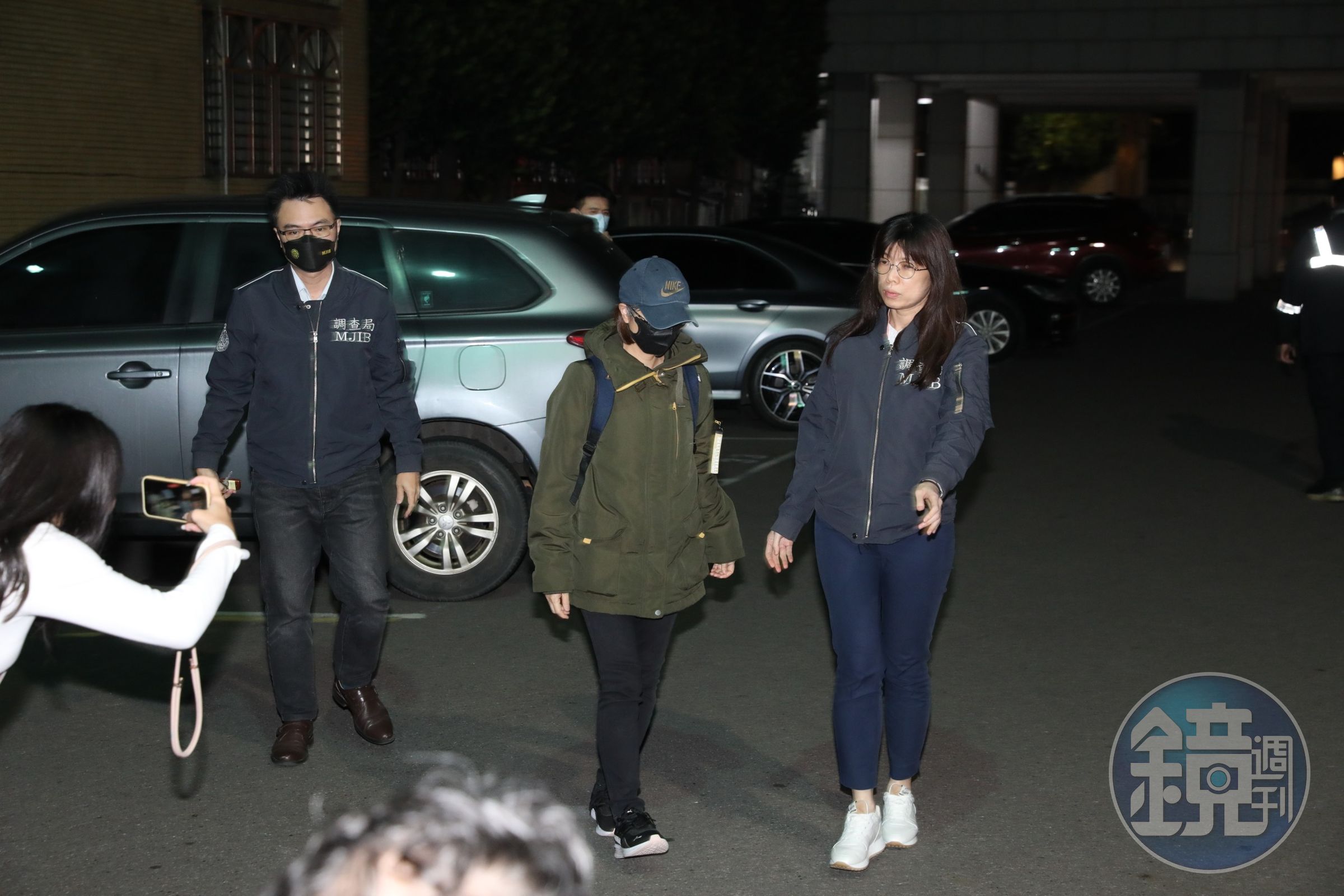 勞動部北分署前分署長謝宜容(中,綠衣者)複訊後遭檢方聲押禁見。