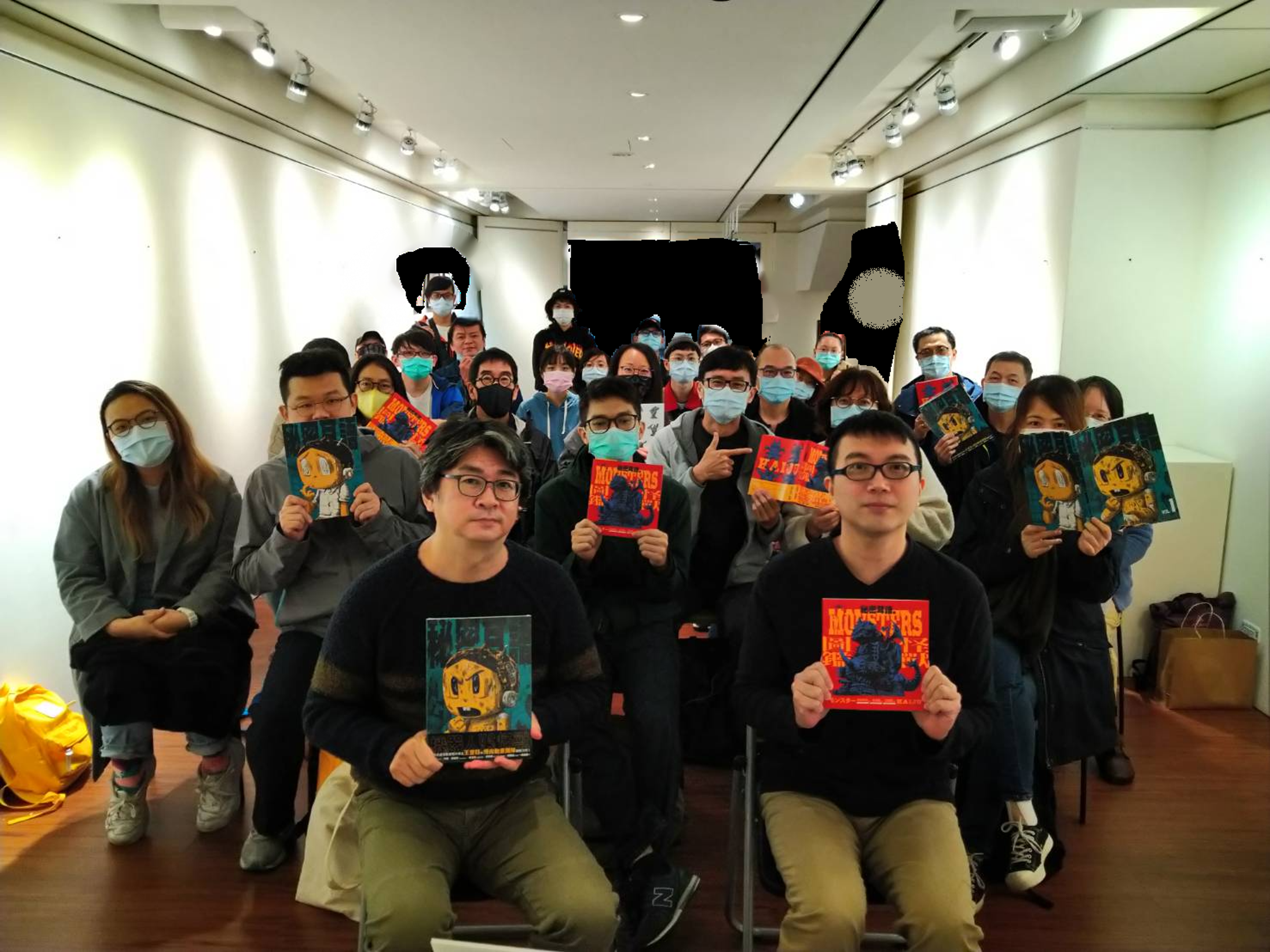 王登鈺（前排左1）出席《秘密耳語之怪獸圖鑑》講座，與鑽研怪獸多年的作家唐澄暐（前排右1）對談，吸引讀者前來。（大塊文化提供）