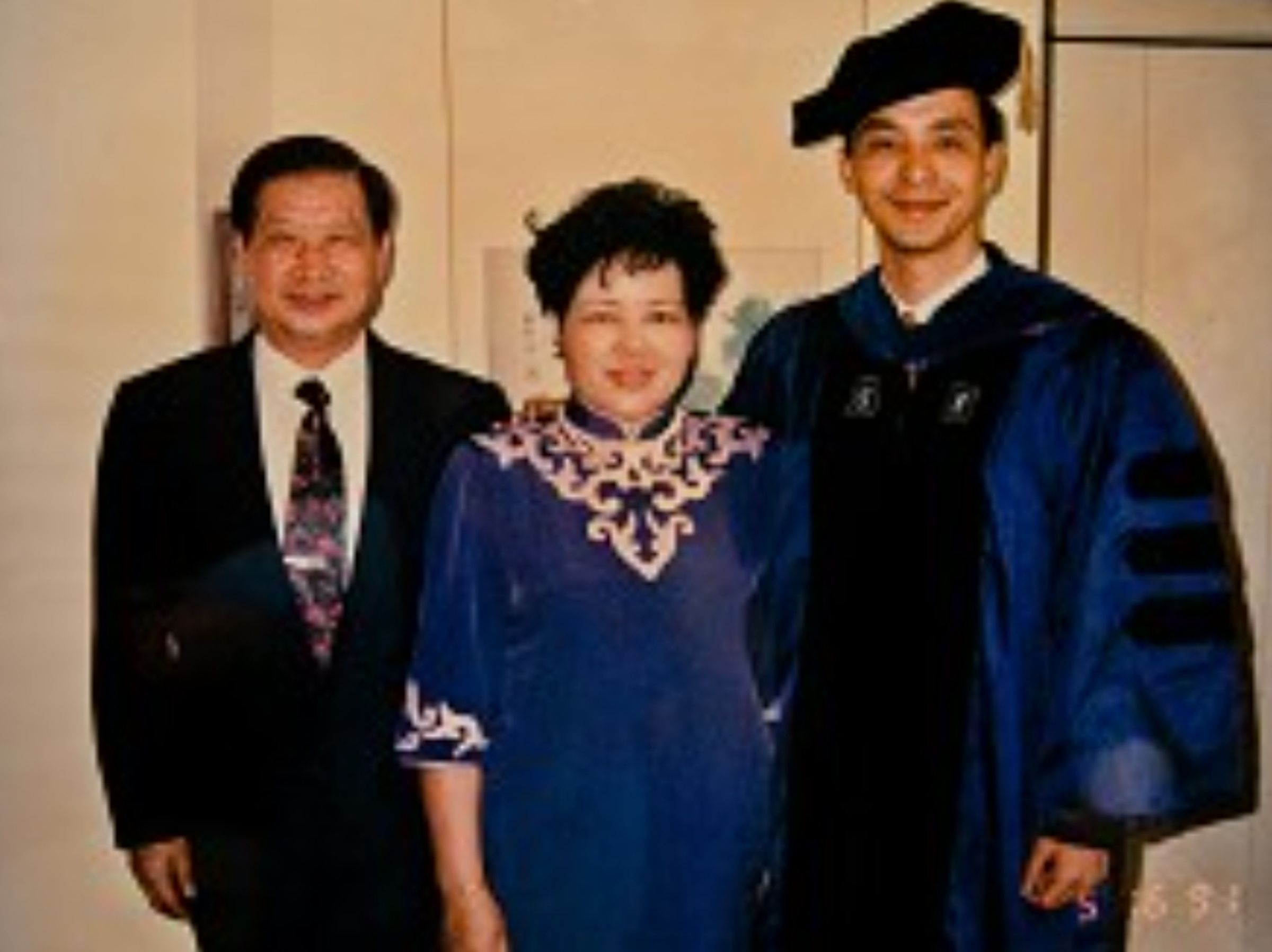 朱樟興夫婦與學成畢業的朱立倫合影。(翻攝自榮民文化往)