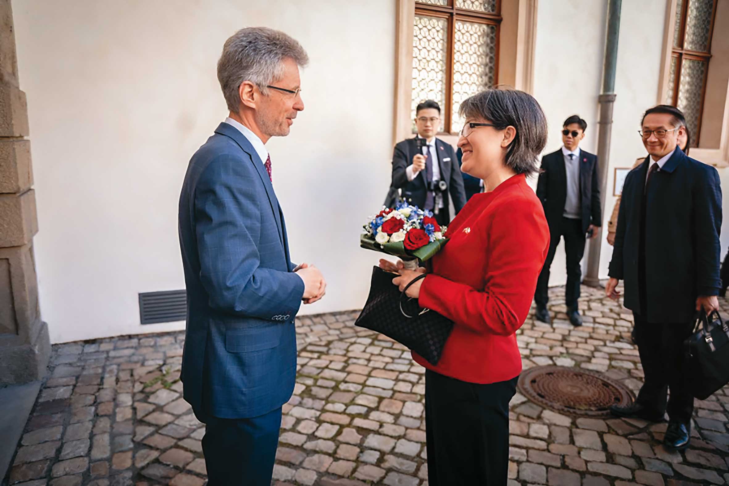 2024年3月,捷克參議院議長維特齊(前左)發布與副總統當選人蕭美琴(前右)合照。捷克軍情局隔年證實,中國駐布拉格使館人員曾尾隨蕭美琴座車並企圖碰撞。(翻攝維特齊X)