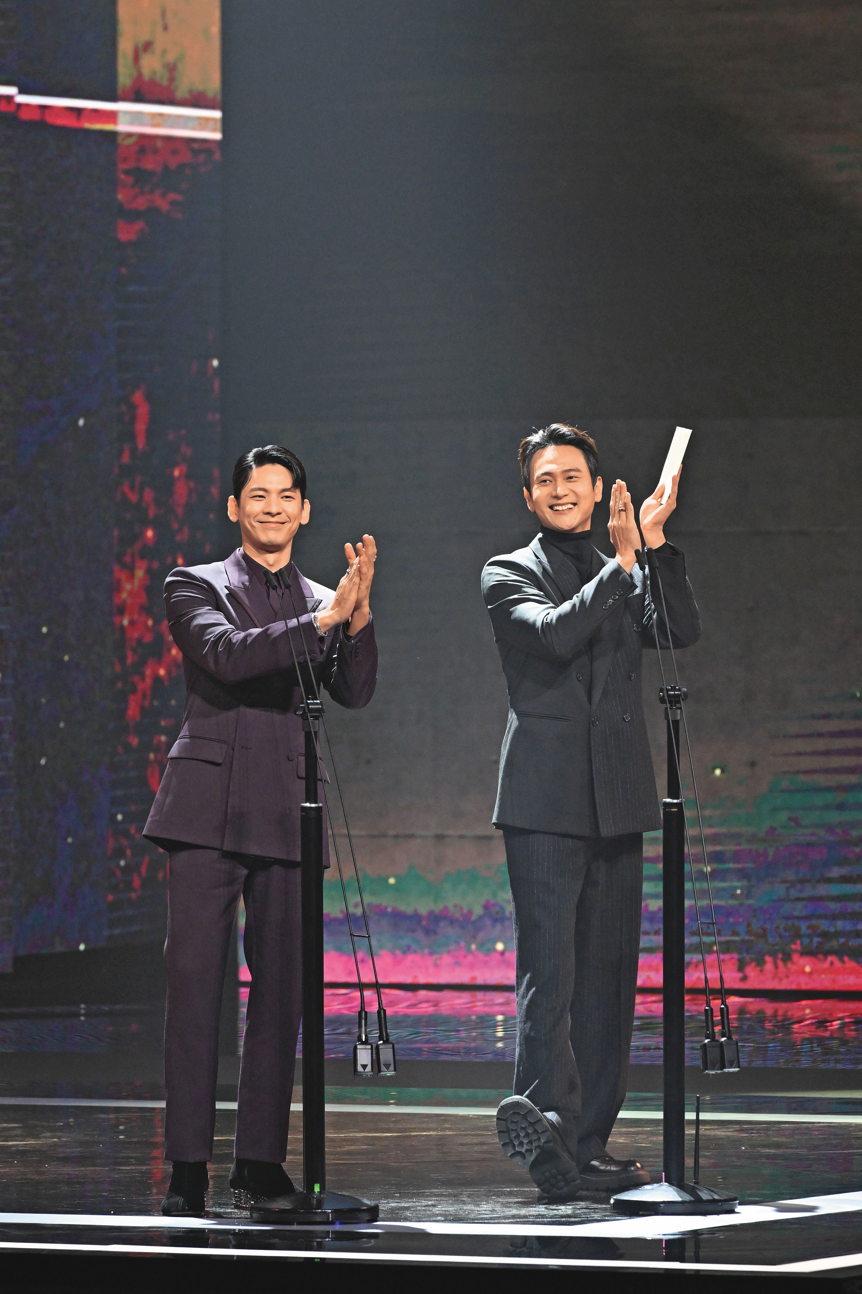 林柏宏（左）與劉冠廷（右）先後主持金馬獎典禮，也都拿過金馬最佳男配角，去年更被安排一起頒獎。（金馬執委會提供）