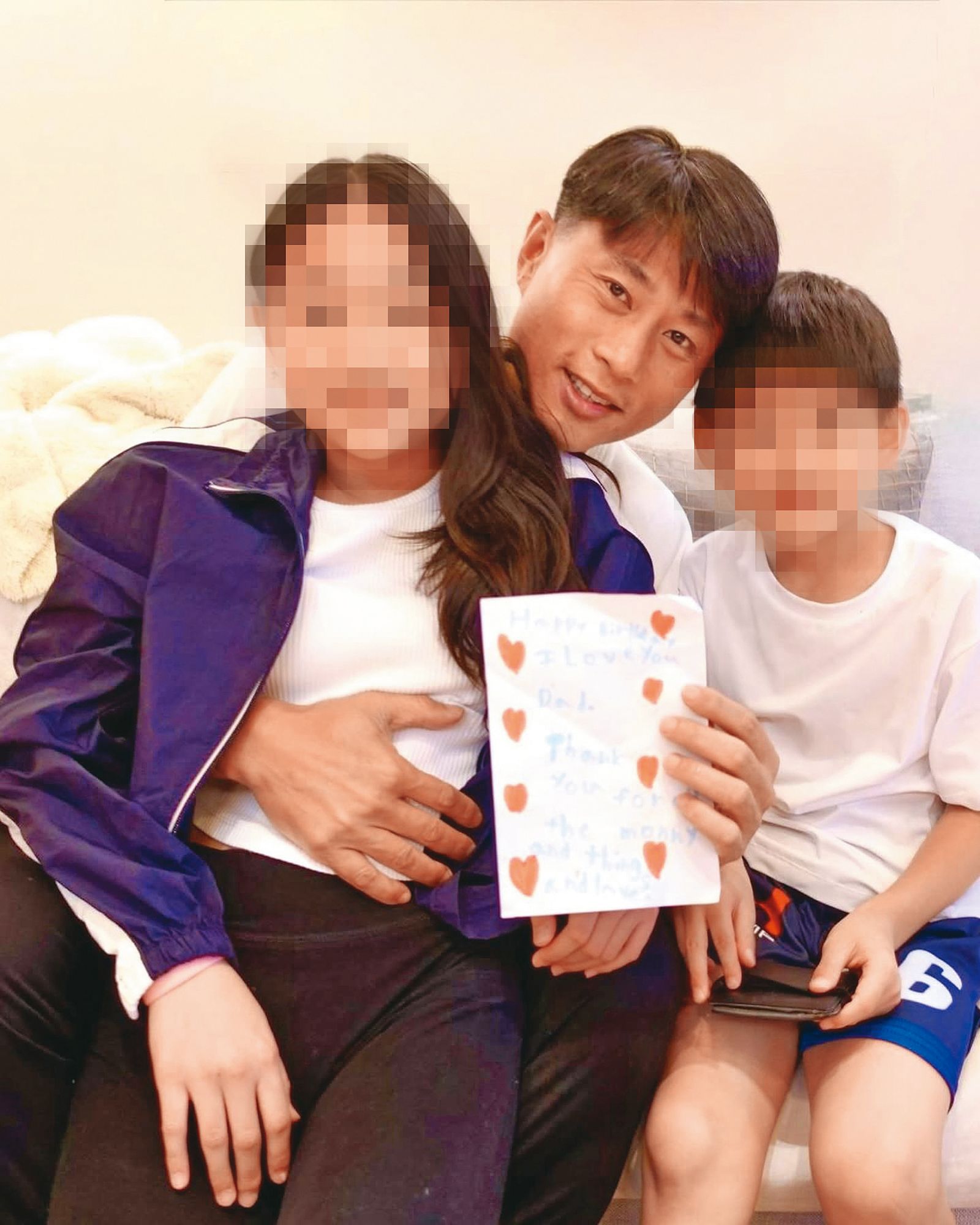 雖然與林文晴離婚，但小刀（中）與一雙兒女的感情依舊非常親密、充滿愛。（翻攝自小刀臉書）