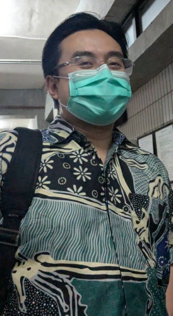 律師洪家駿涉洩密罪案出庭。