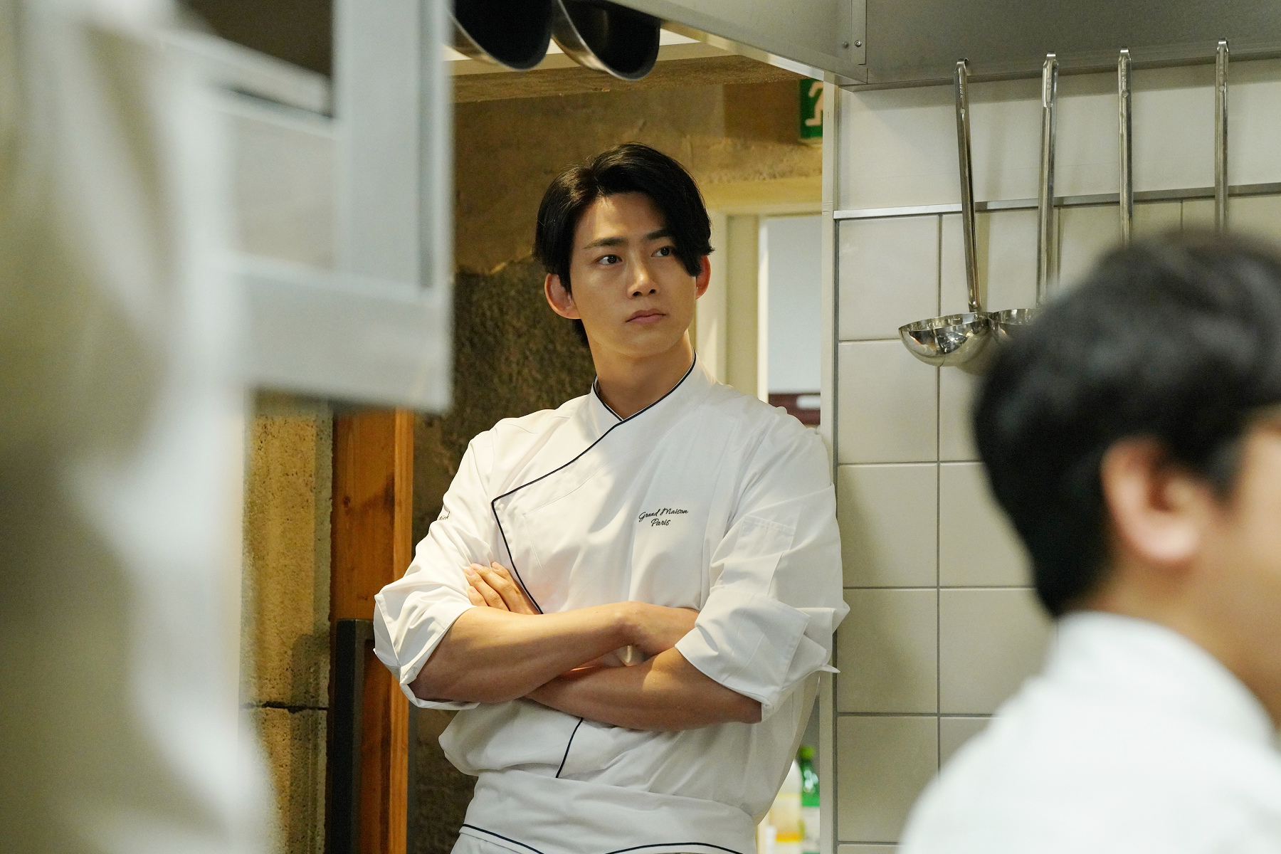 玉澤演在《型男主廚三星夢:巴黎篇》飾演甜點師「元」,在片中流利切換韓文、日文與法文。(采昌國際多媒體提供)