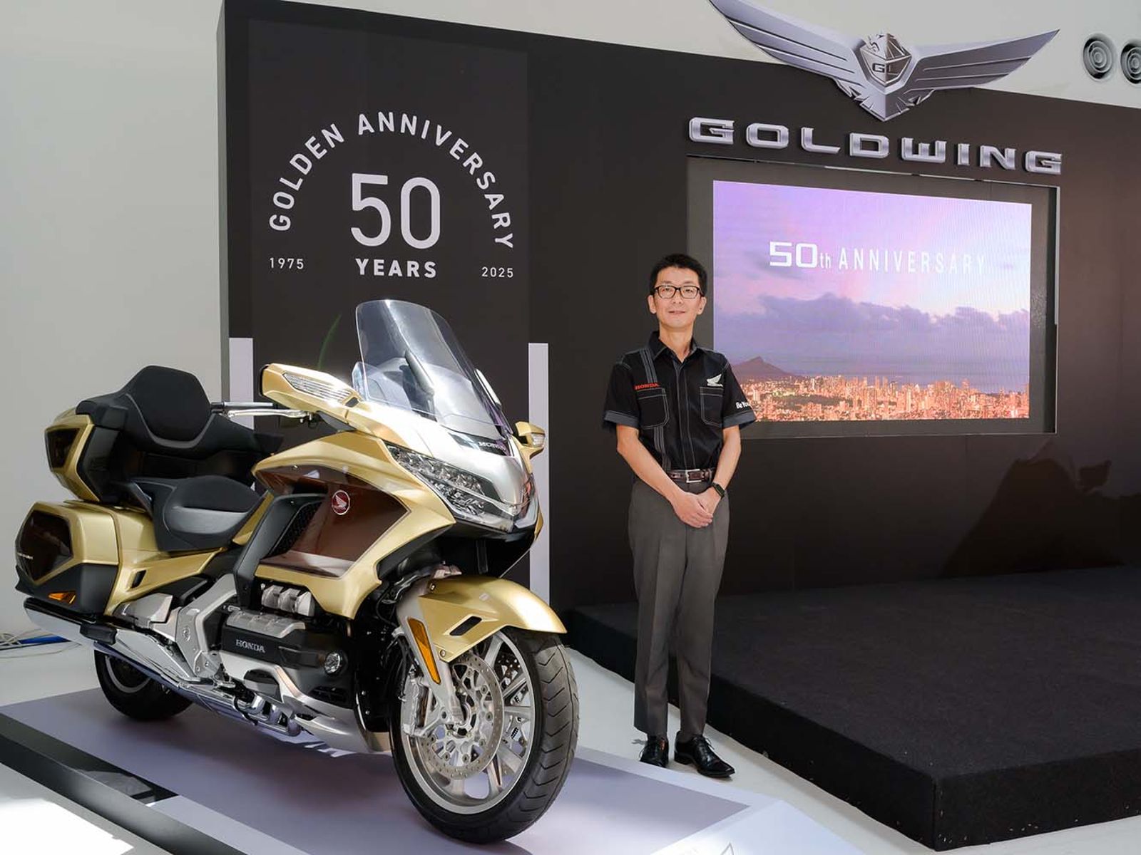 Goldwing五十週年紀念版特仕車也在車上搭載了專屬的啟動動畫與50週年專屬徽飾。