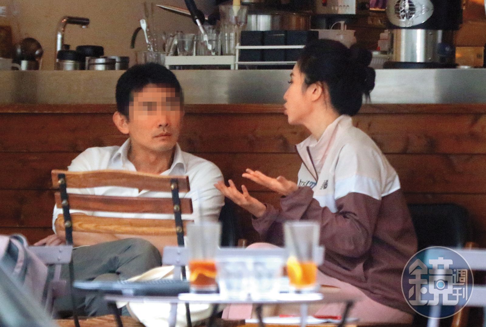 5月2日12：29，謝忻在富錦樹咖啡店與男友高談闊論，謝忻時不時把手放到男友身上