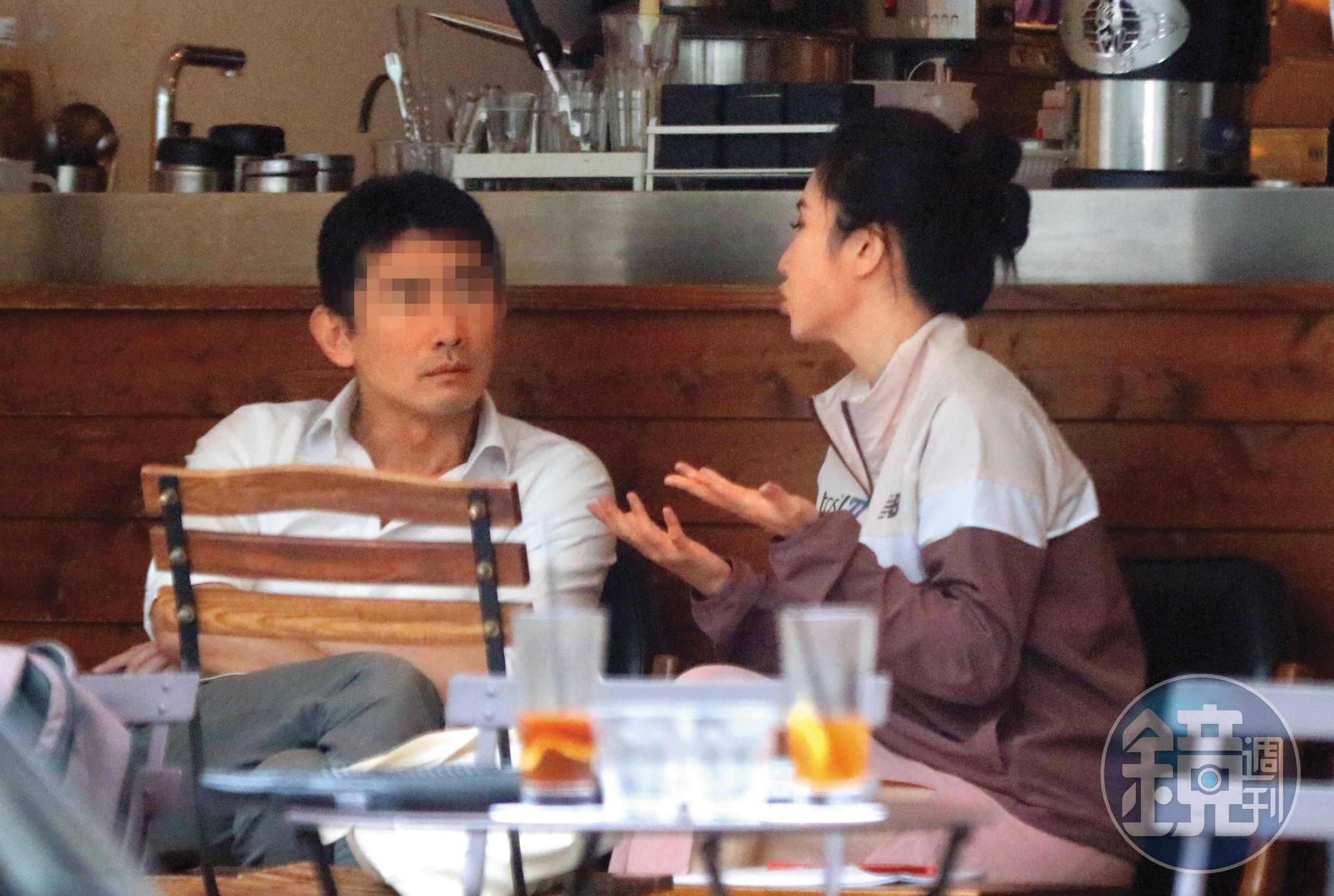 5月2日12:29,謝忻在富錦樹咖啡店與男友高談闊論,謝忻時不時把手放到男友身上。