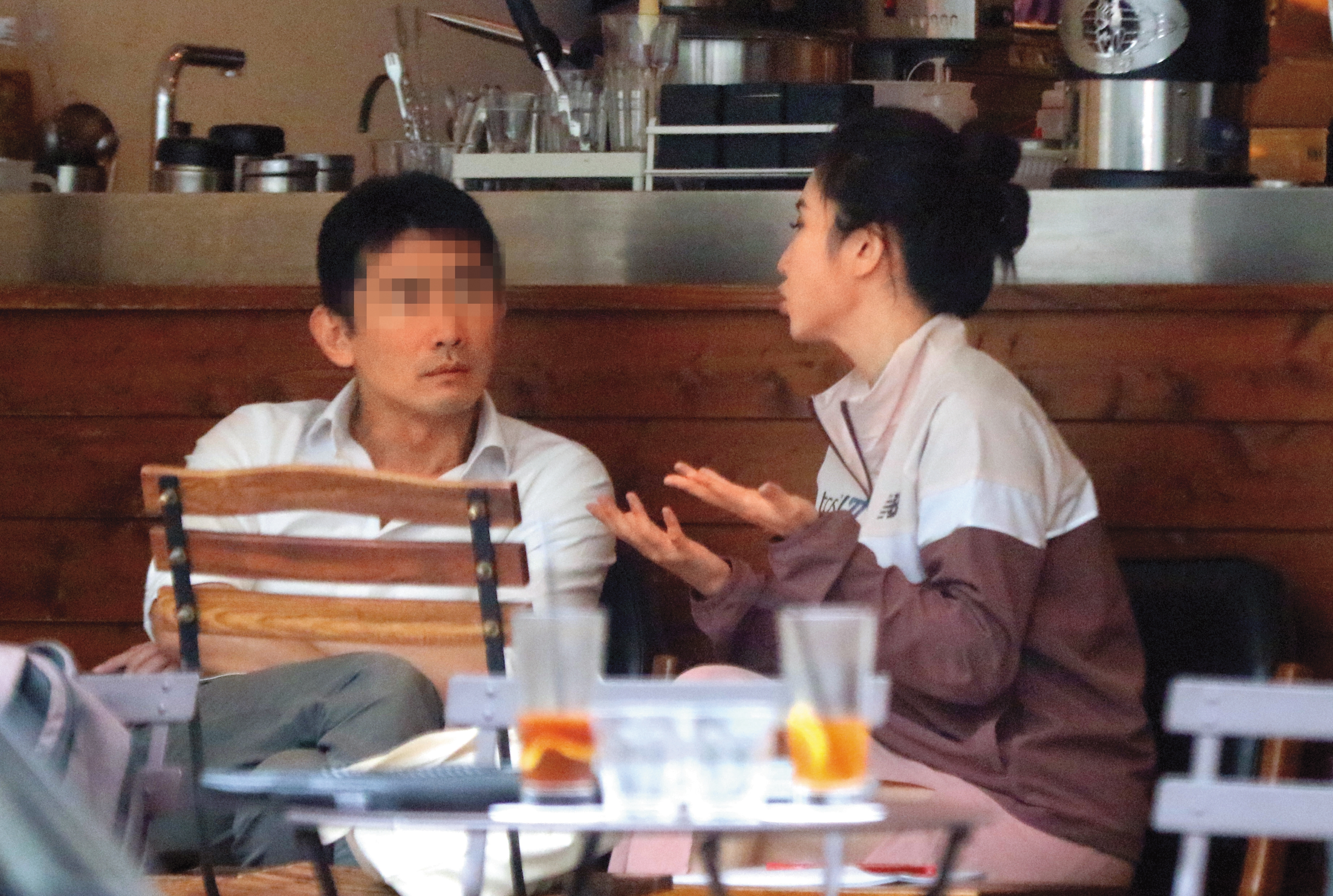 5月2日12：29，謝忻在富錦樹咖啡店與男友高談闊論，謝忻時不時把手放到男友身上。