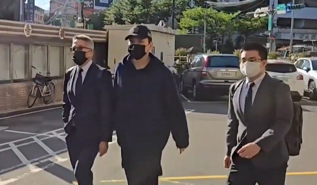 王大陸今到新北地院出庭。(翻攝鏡新聞畫面)