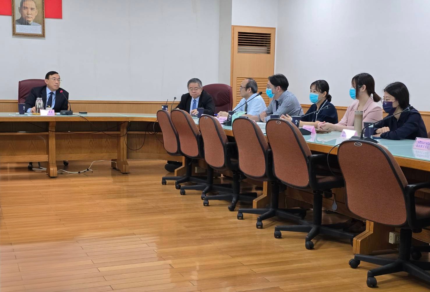 檢察總長邢泰釗專程前往雲林地檢署嘉勉辦案團隊打擊綠能蟑螂績效卓著，致贈「台灣之鷹」擬真動物模型給承辦檢察官，並感謝辦案明察秋毫如鷹眼，摘奸發伏迅敏如鷹擊。（最高檢提供）